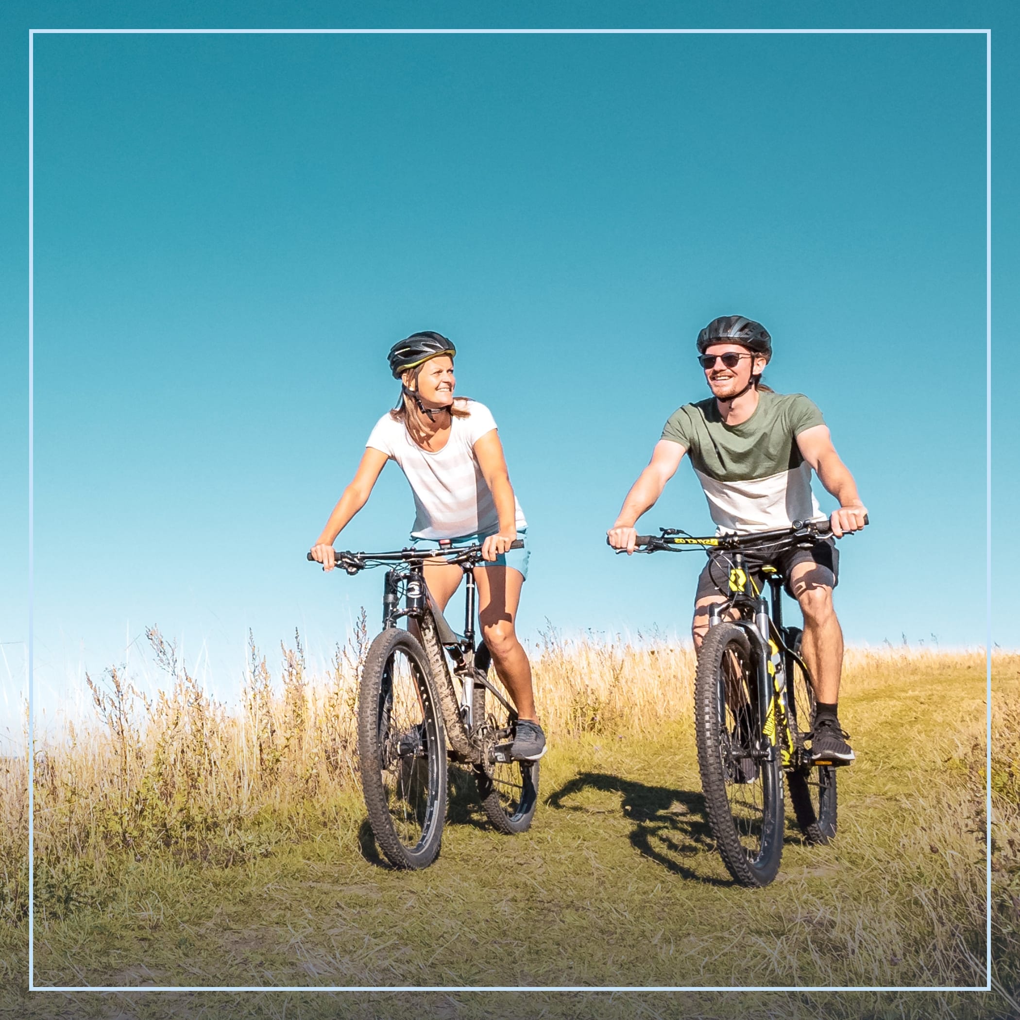 hochzwei_kvideAdvertorial_teaser_02.jpg Pärchen fährt mit Mountainbike