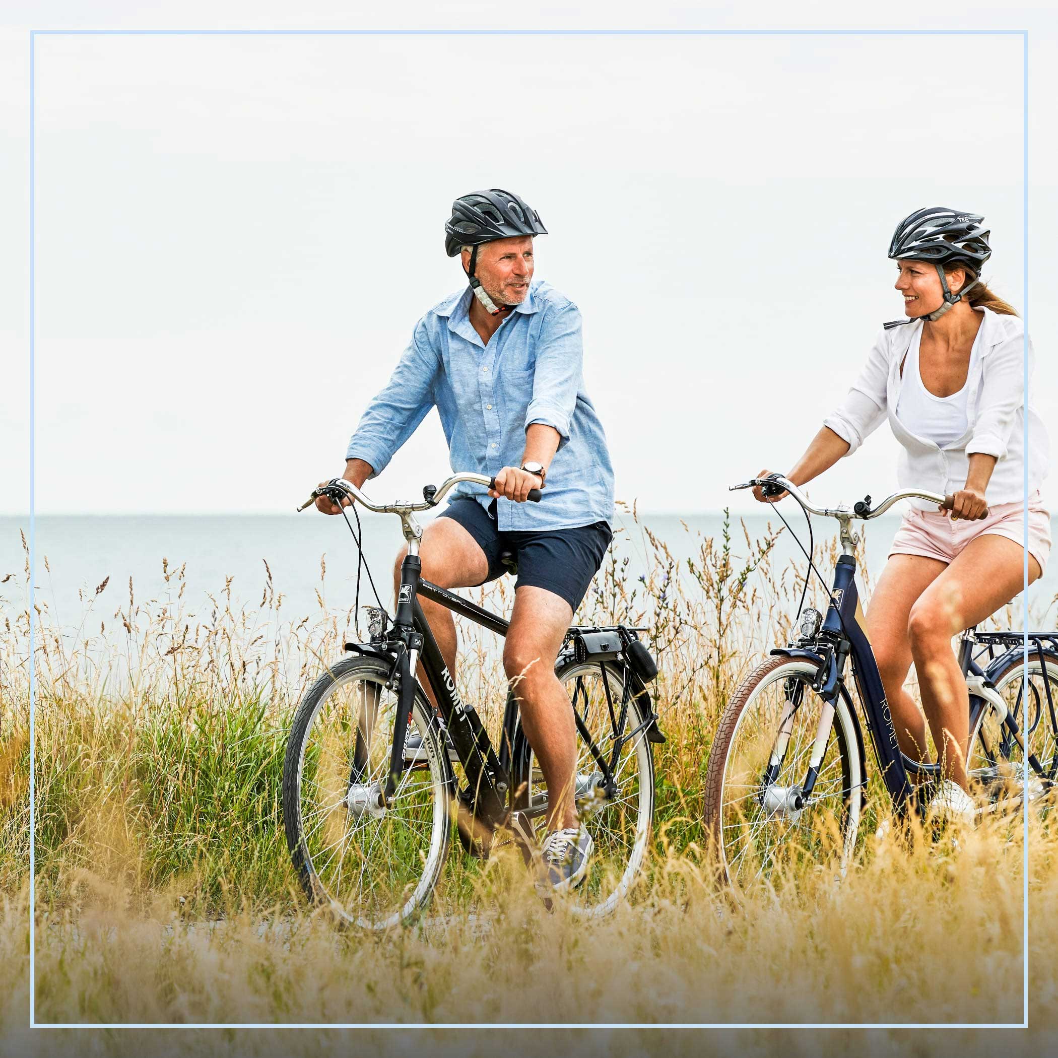 hochzwei_kvideAdvertorial_teaser_06.jpg Ehepaar fährt Fahrrad am Wasser