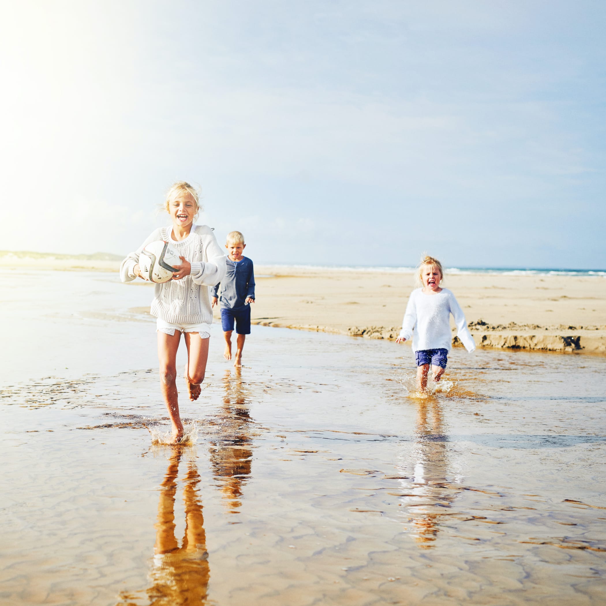 hochzwei_vide_teaser_02.jpg Kinder laufen im Wattenmeer