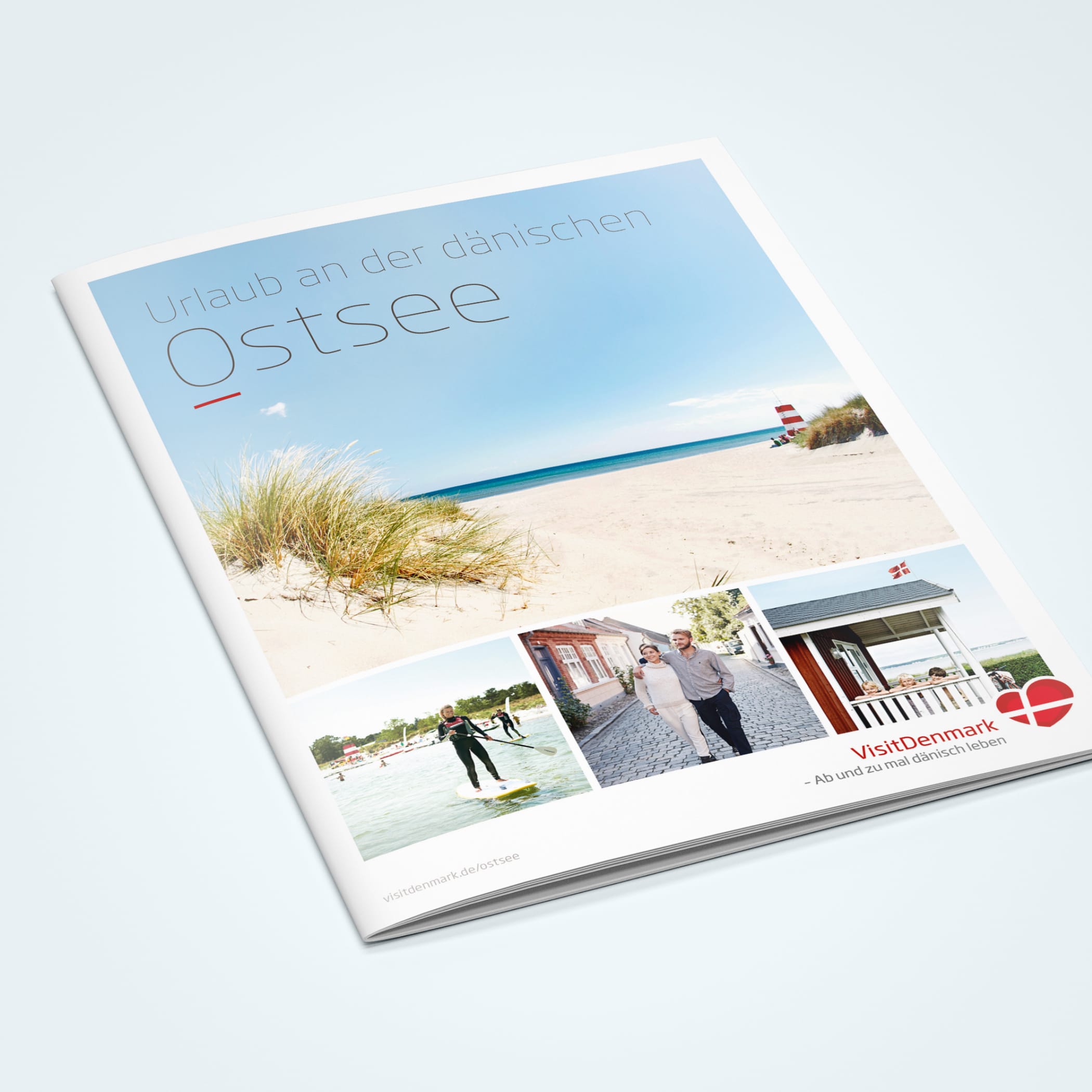 hochzwei_visitdenmark_teaser_05_hauptteaser.jpg Jahreskatalog von Visitdenmark mit einem Strand auf dem Cover