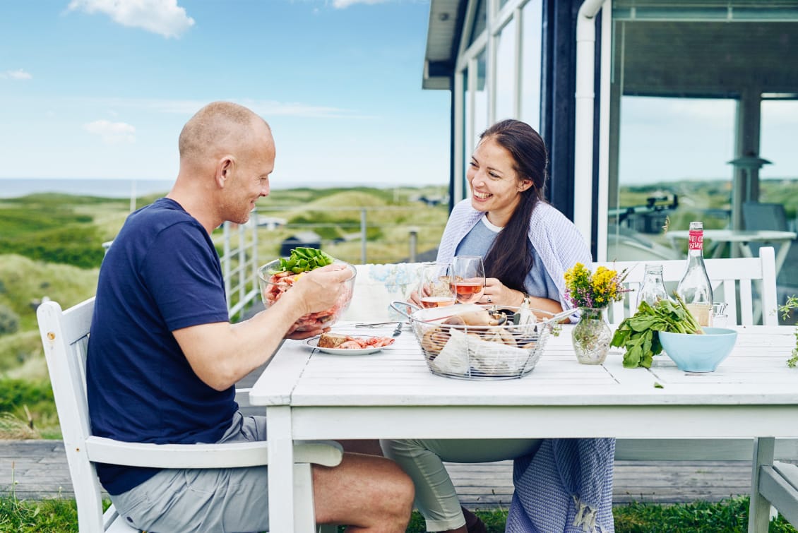hochzwei_visitdenmark_teaser_gross_02.jpg Mann und Frau frühstücken auf einer Terasse