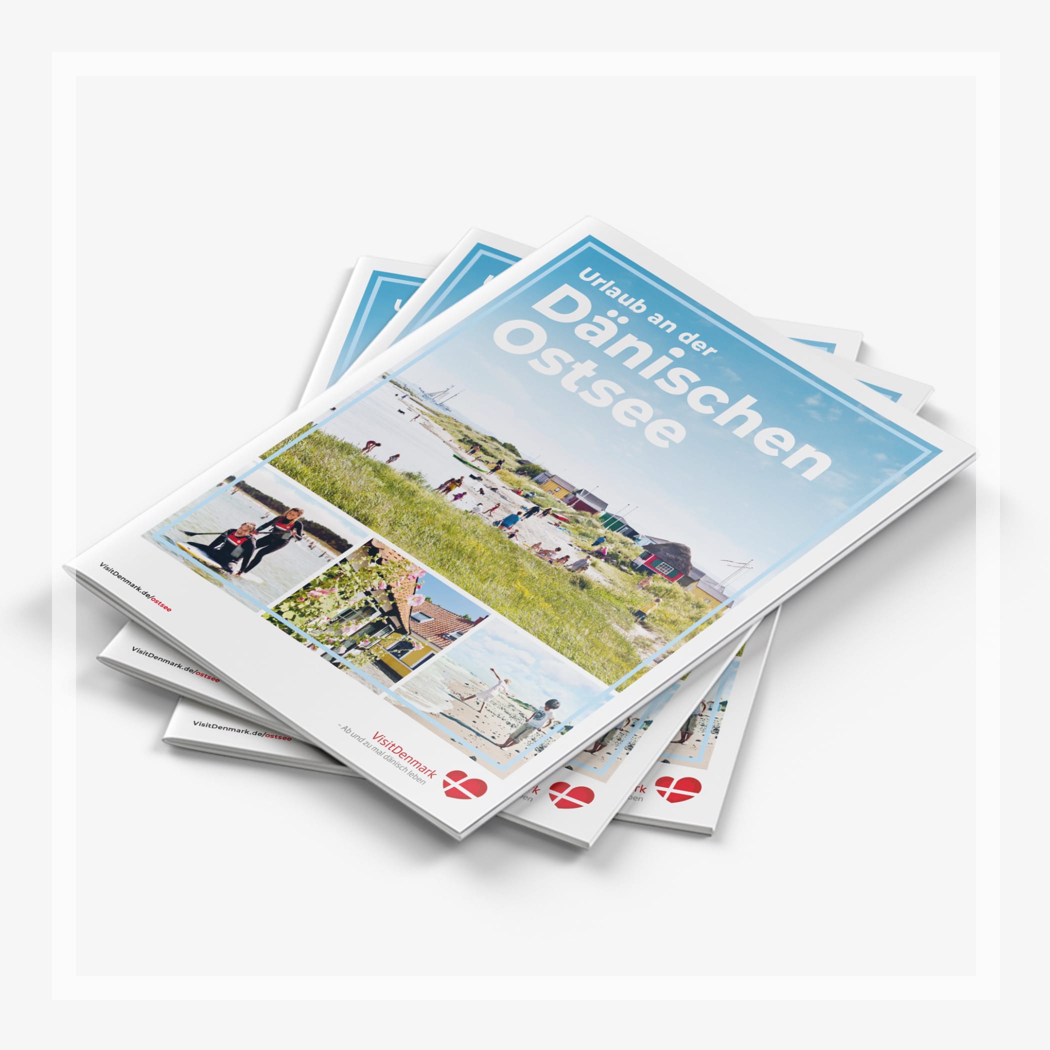 hochzwei_vide_teaser_02.jpg Gestapelte Visitdenmark Kataloge mit Natur auf dem Cover