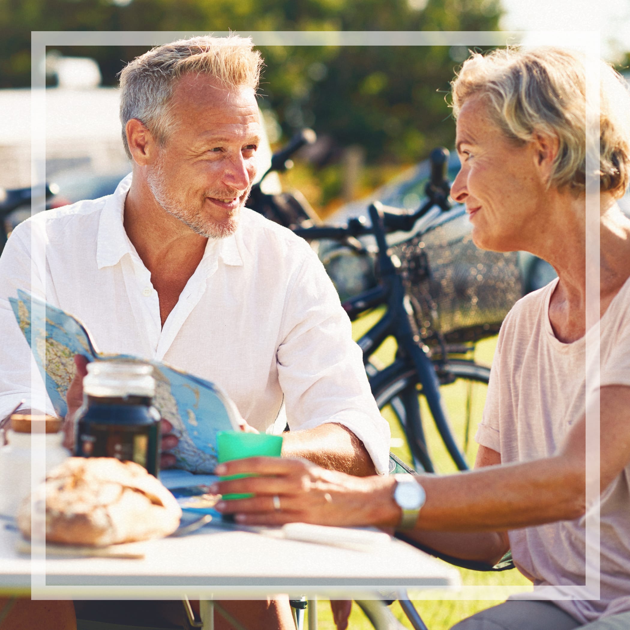 hochzwei_vide_teaser_03.jpg Älteres Ehepaar sitzt in der Sonne