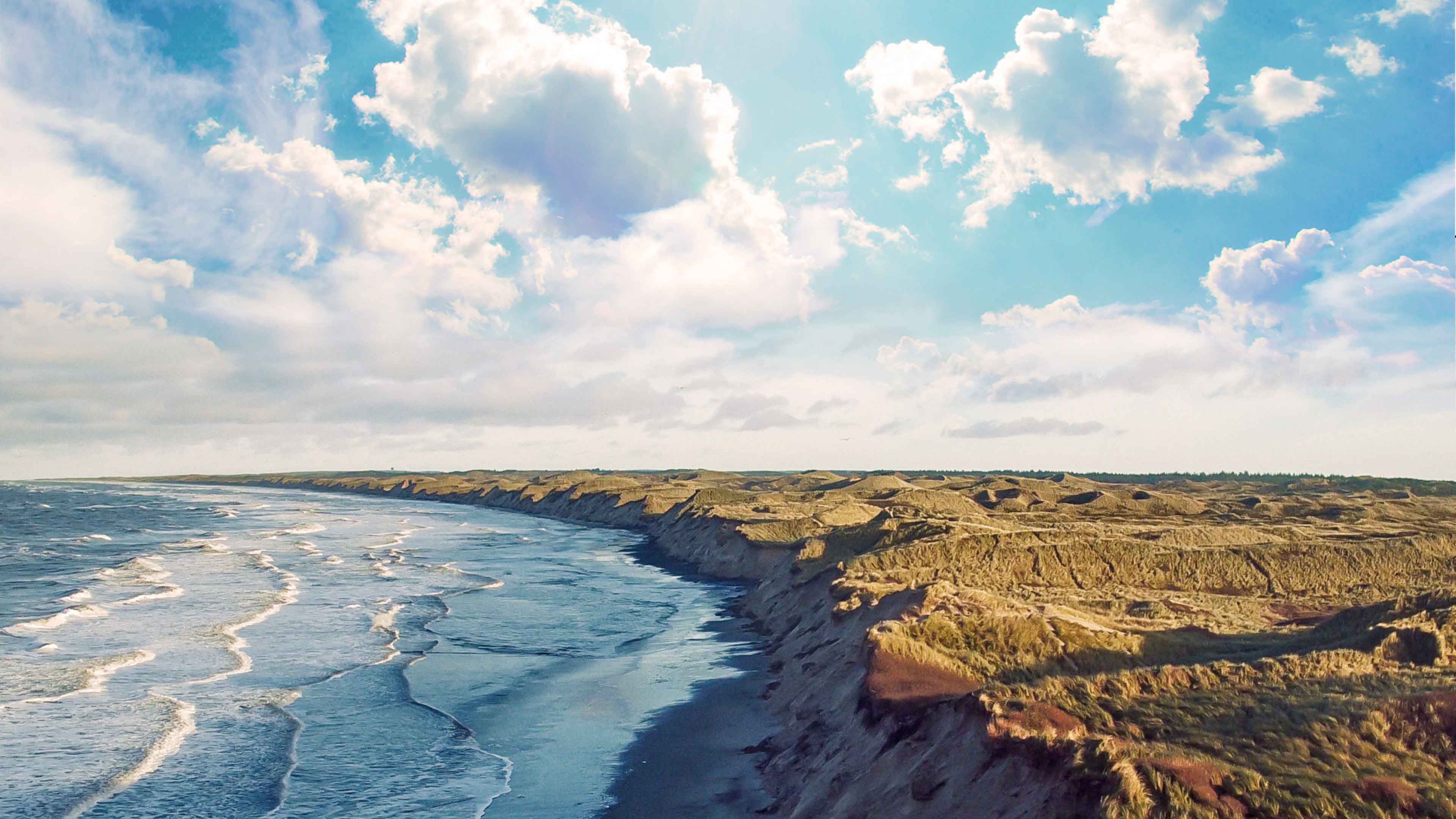Blick auf Klippenlandschaft am Meer