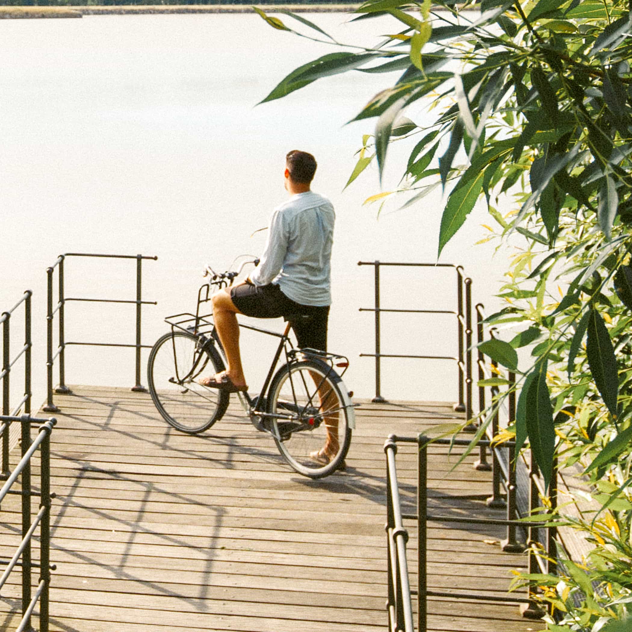 hochzwei_vide_teaser_04.jpg Mann mit Fahrrad steht am Steg