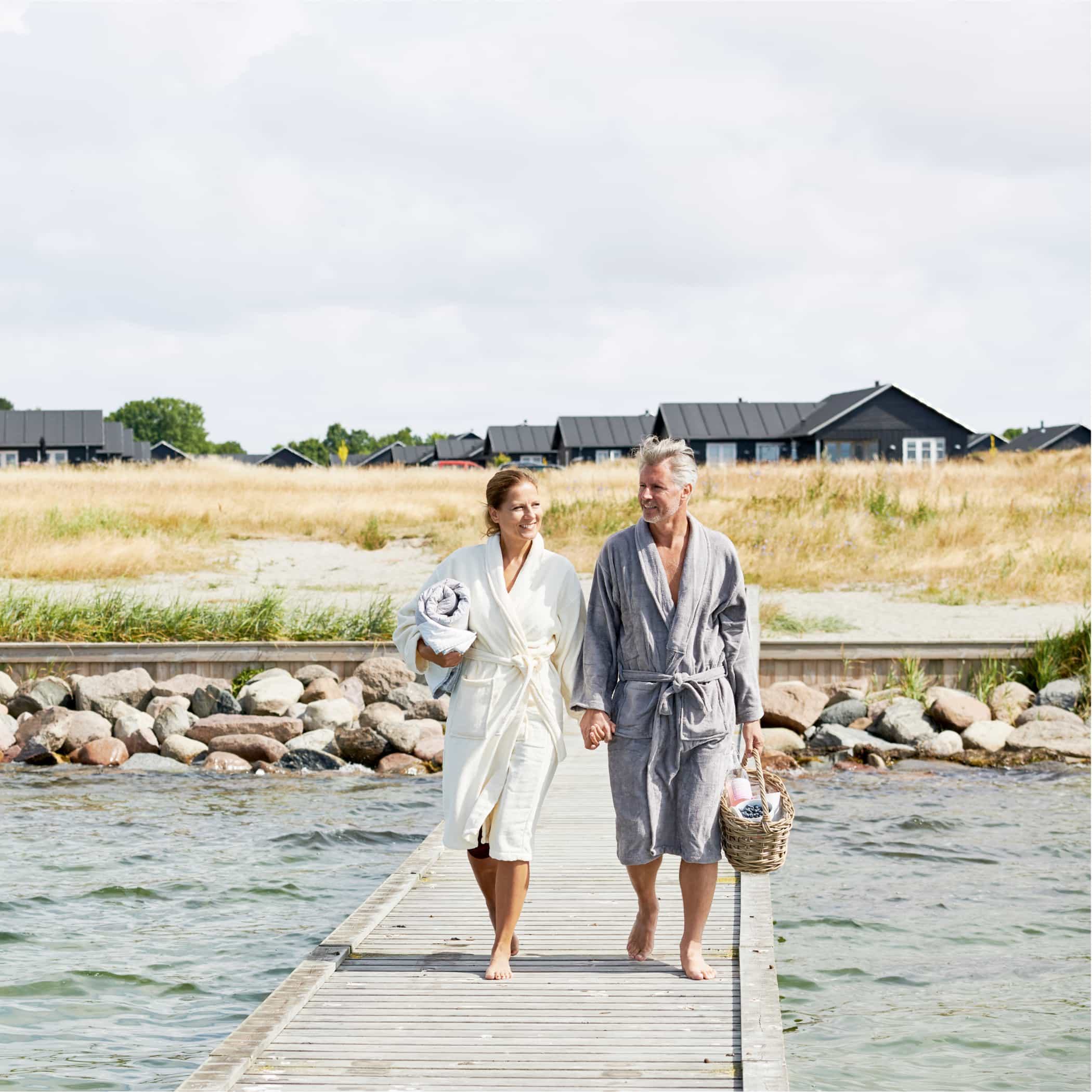 hochzwei_vide_teaser_12.jpg Ehepaar geht Händchen haltend über einen Steg