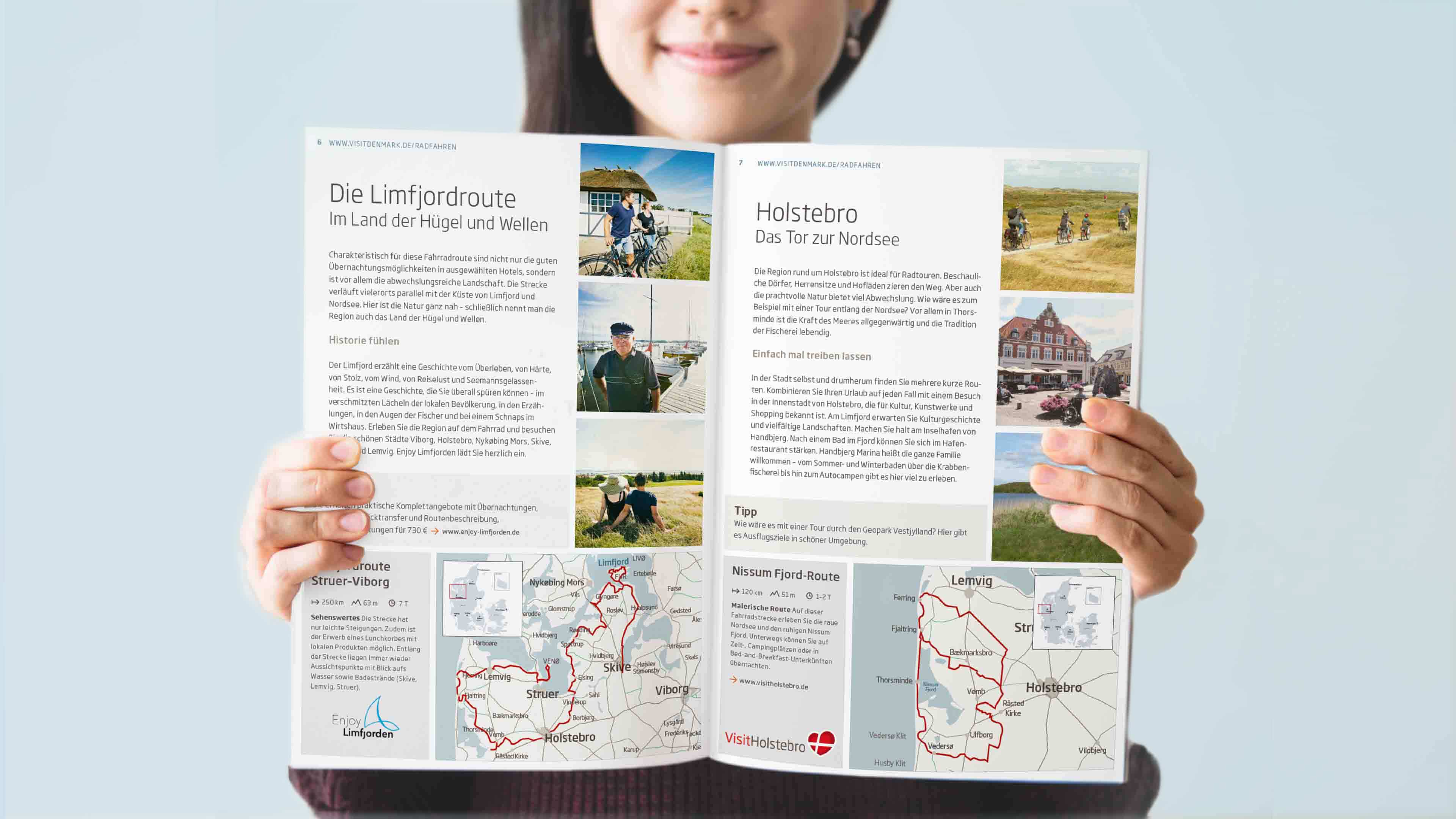 hochzwei_vide_slider_02.jpg Frau hält Katalog von Visitdenmark