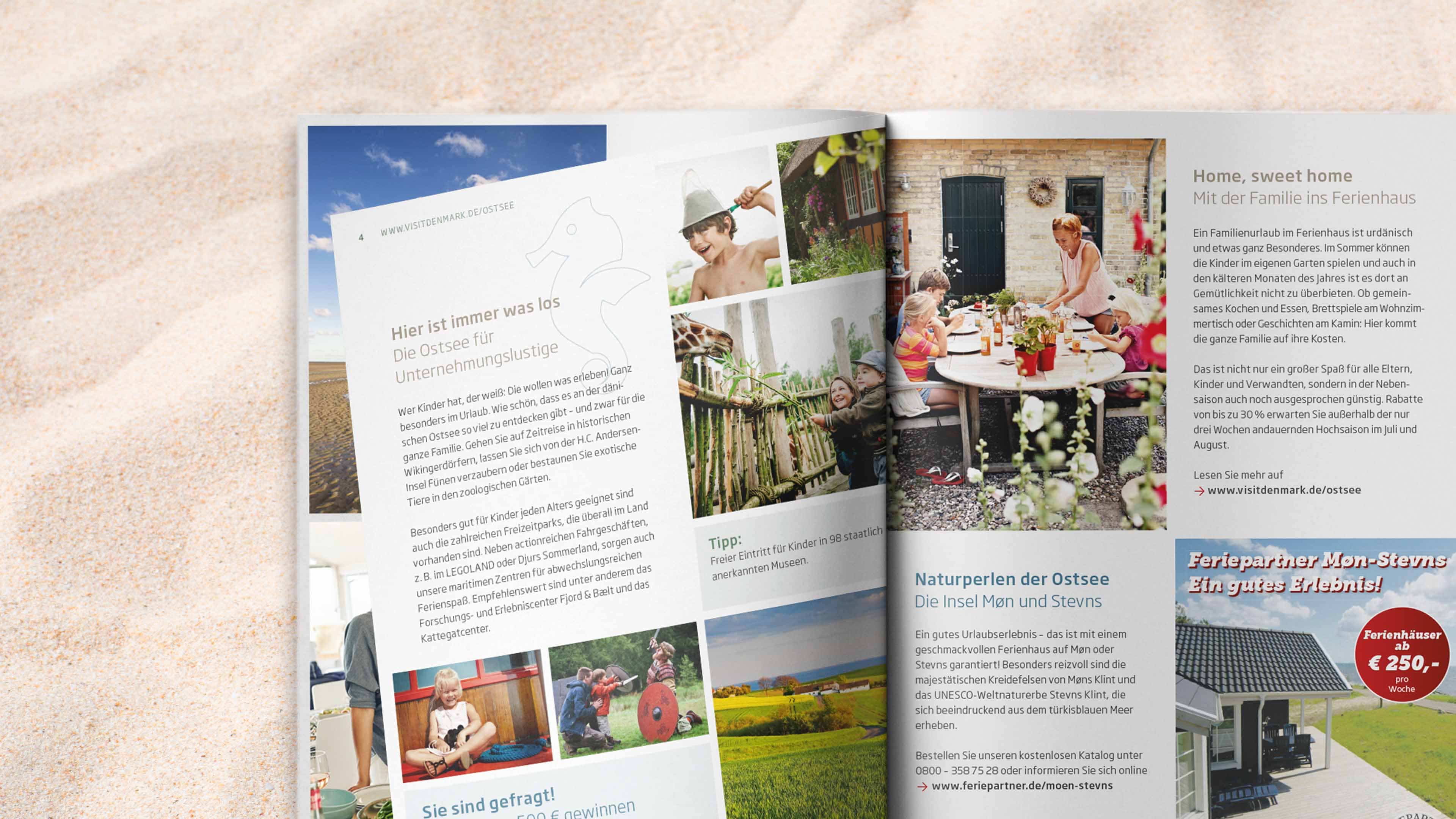 hochzwei_vide_slider_03.jpg Ein Visitdenmark Katalog liegt im Sand