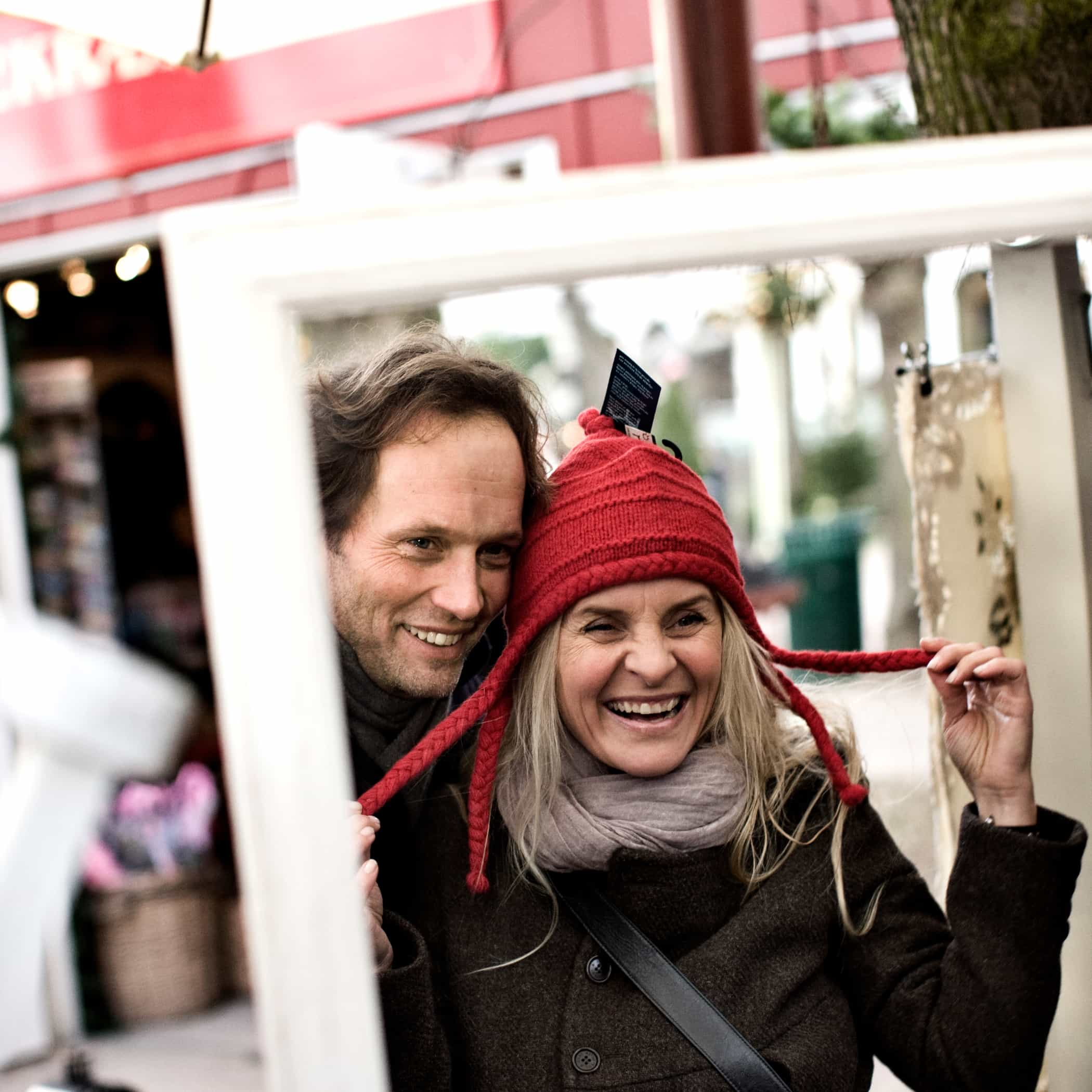 hochzwei_vide_teaser_01.jpg Frau probiert rote Mütze an