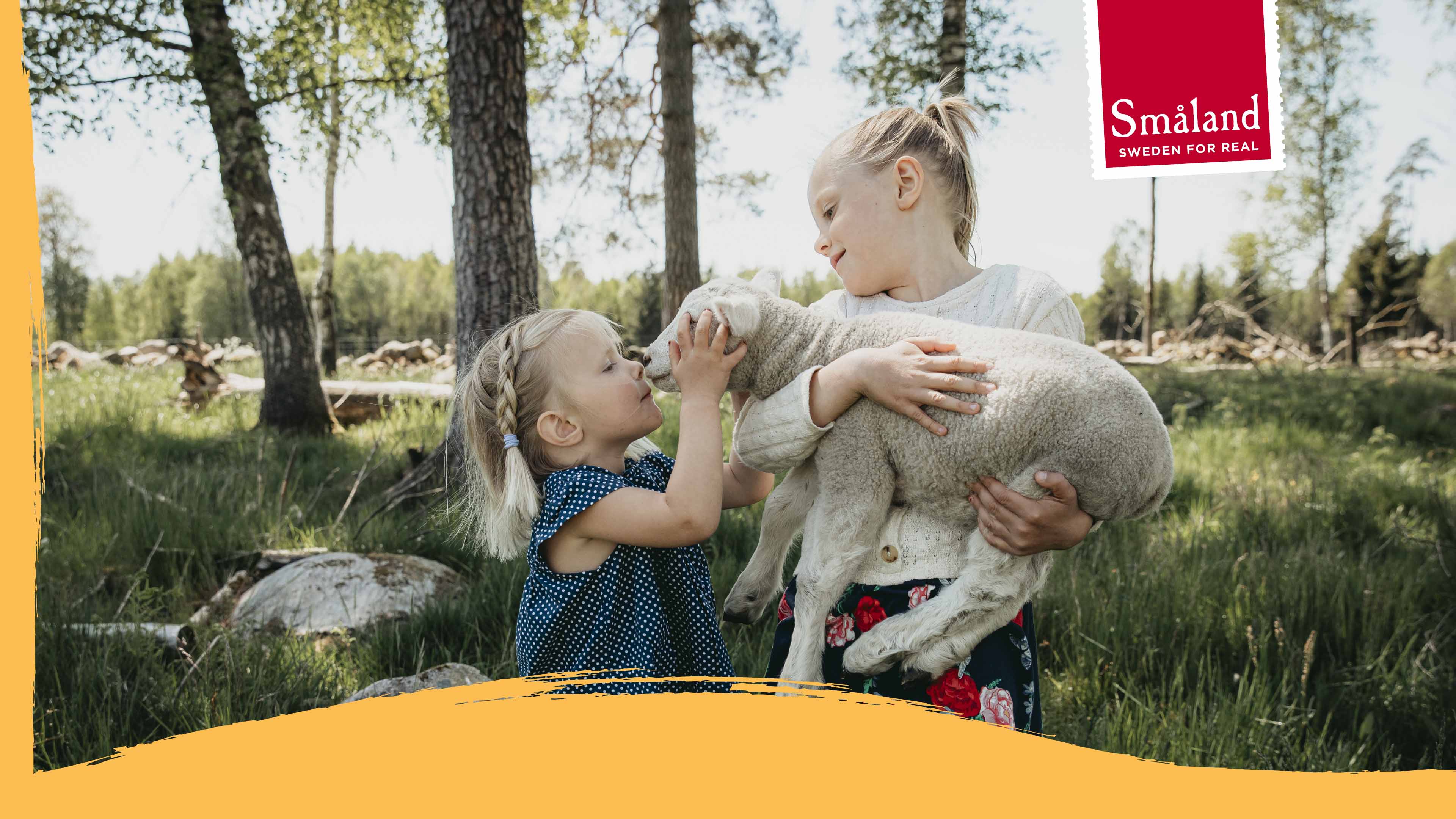Zwei Kinder halten ein Schaf