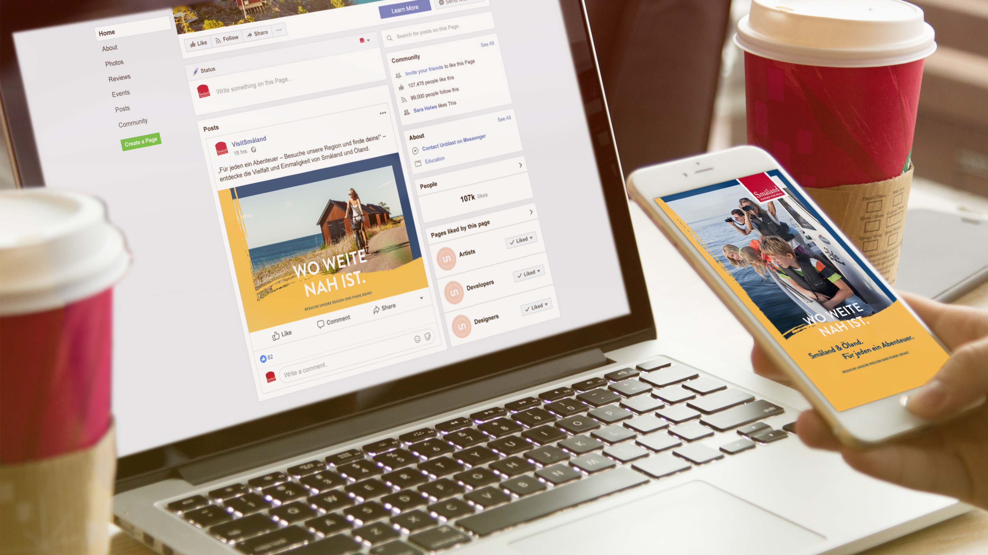 Eine Person sitzt am Tisch und guckt sich die Facebookseite für Smaeland an