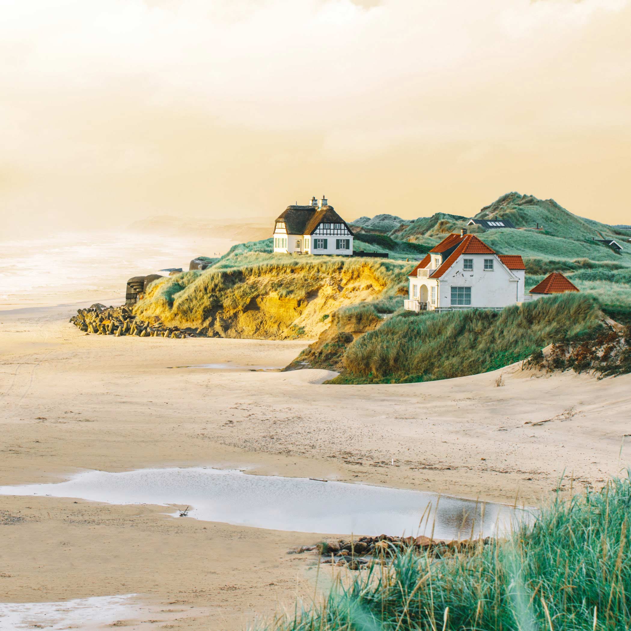 hochzwei_vide_teaser_03.jpg Zwei weiße Häuser am Meer