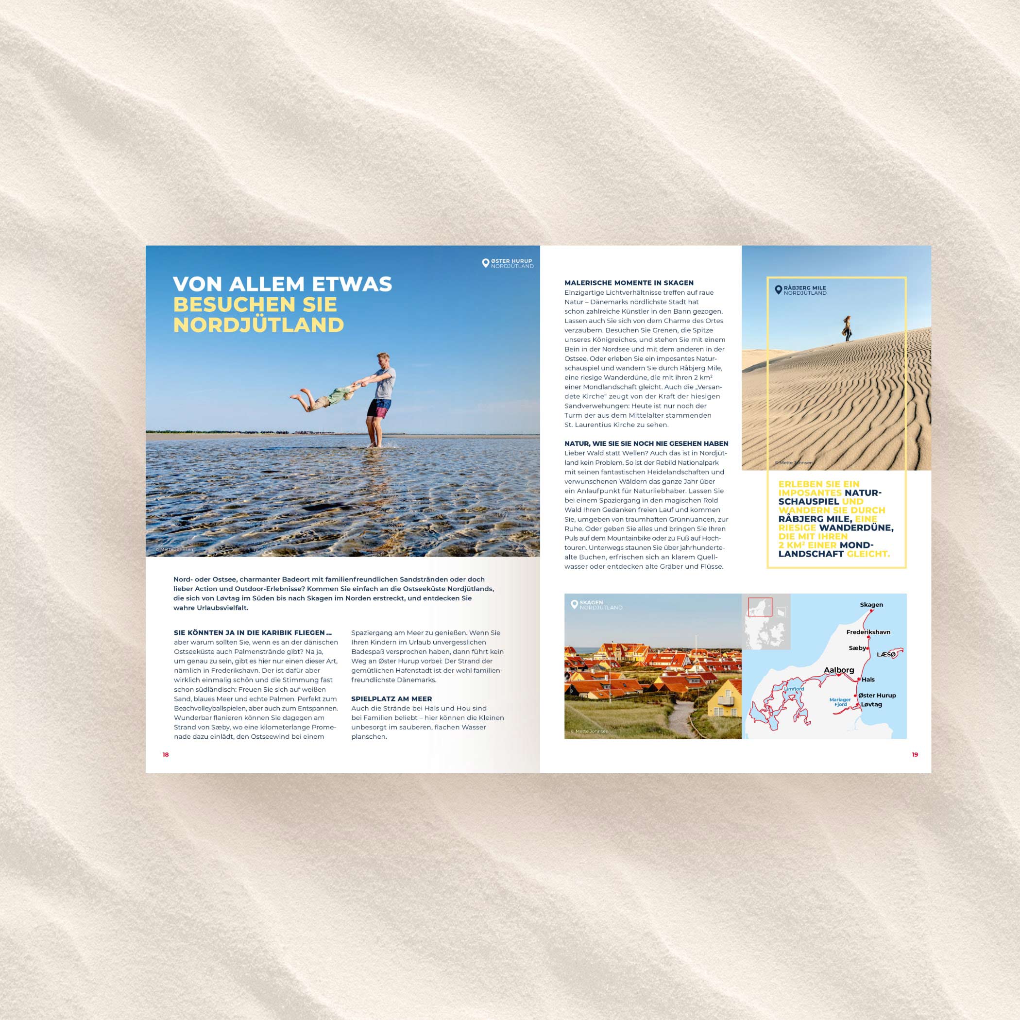 hochzwei_vide_teaser_07.jpg Geöffnetes Visitdenmark Ostsee Magazin mit Sand als underlay