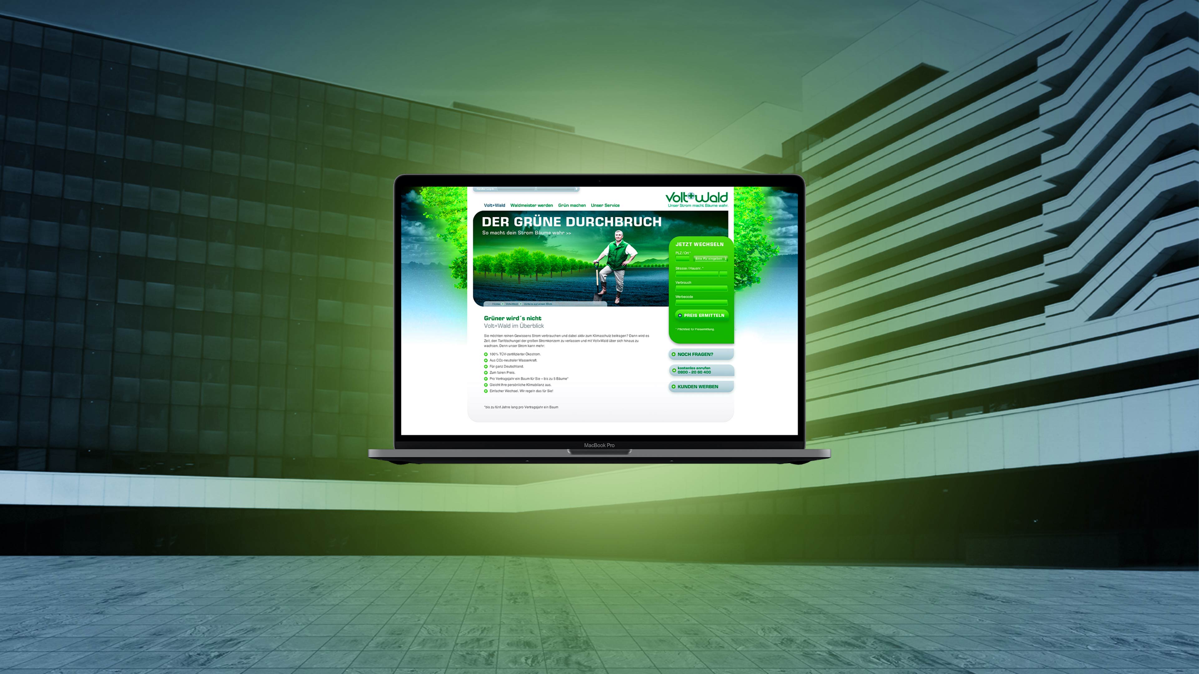 Laptop mit Bürogebäude im Hintergrund