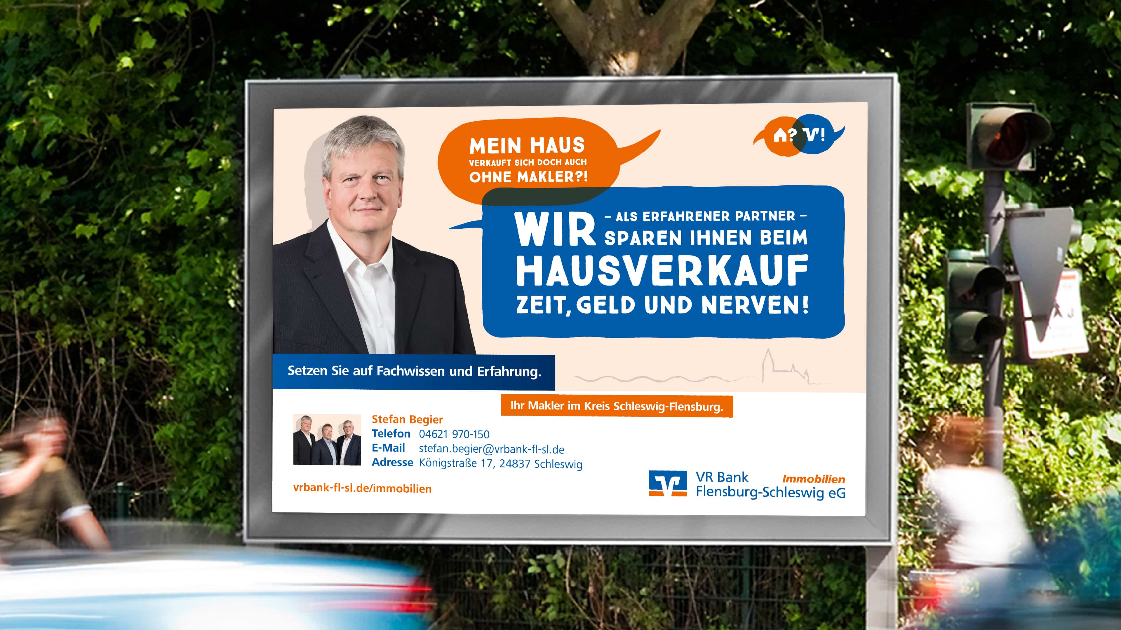 hochzwei_vrbank_slider_02.jpg Werbung der VR Bank an Straßenrand