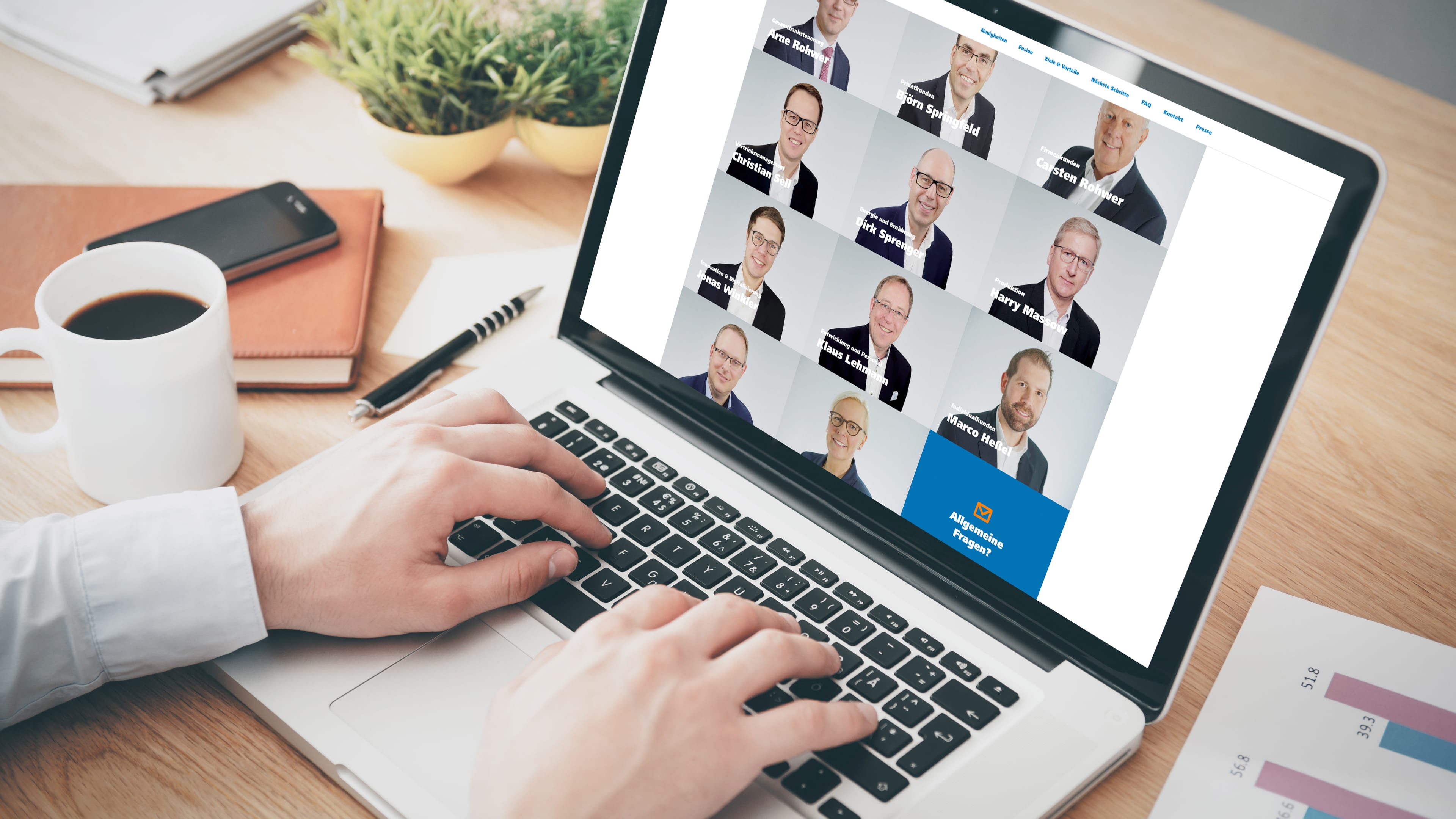 hochzwei_vrba_slider_02.jpg Mann sitzt mit seinem Kaffee am Laptop