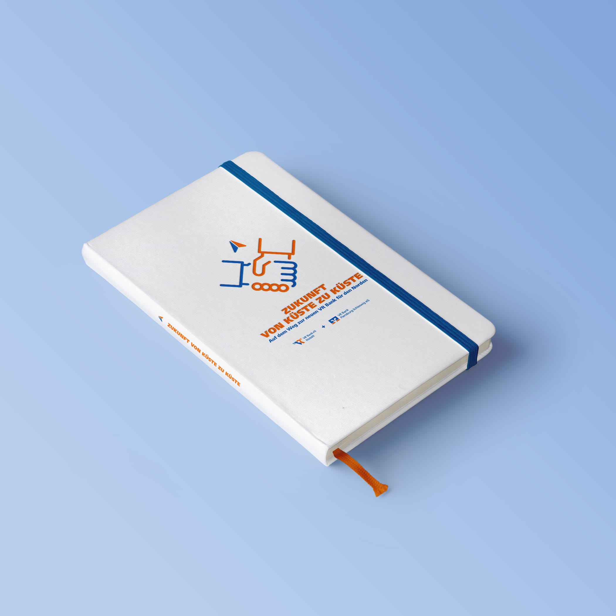 hochzwei_vrba_teaser_02.jpg Weißes Notizbuch mit blauen Gummiband