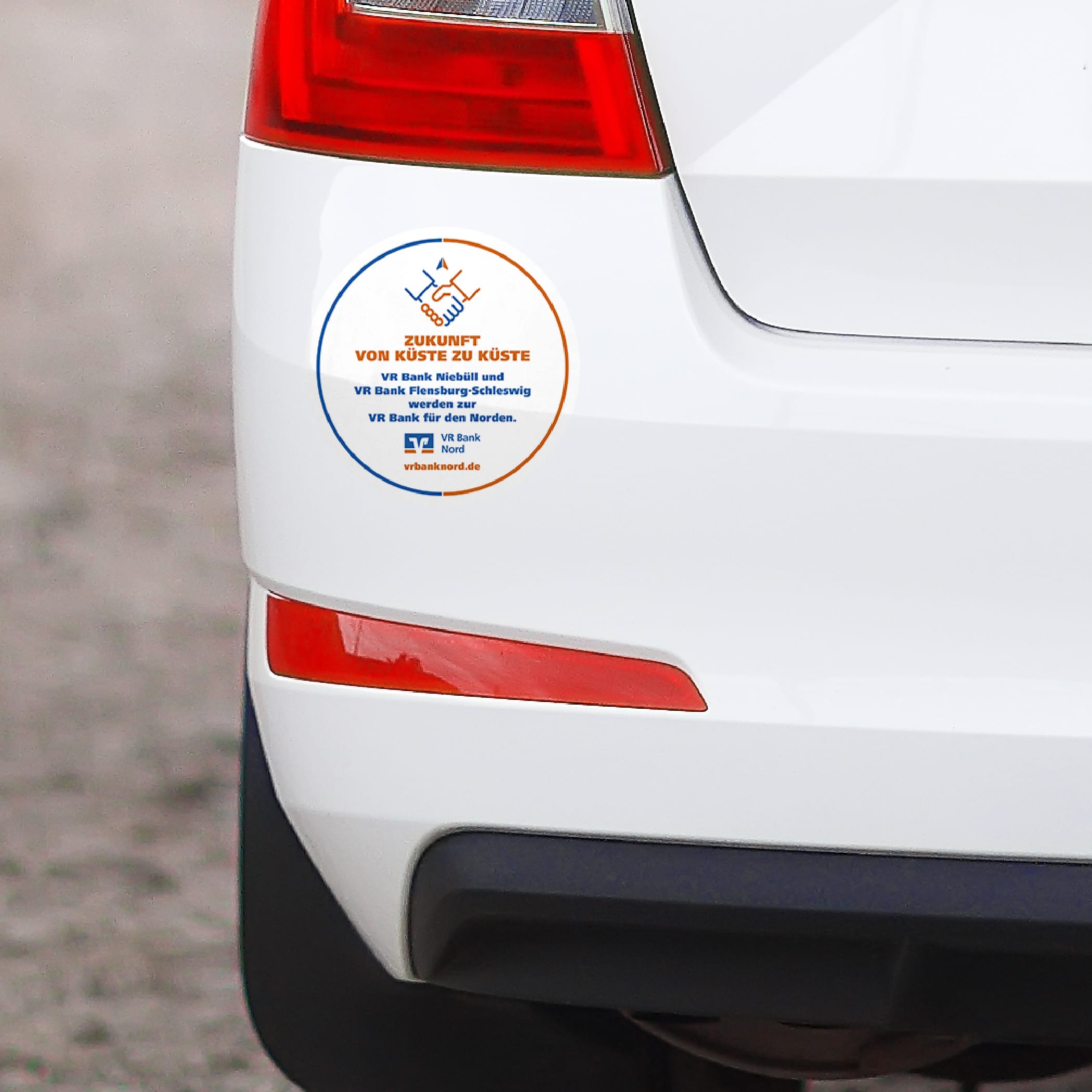 hochzwei_vrba_teaser_03.jpg Hinterteil eines weißen Autos mit Sticker