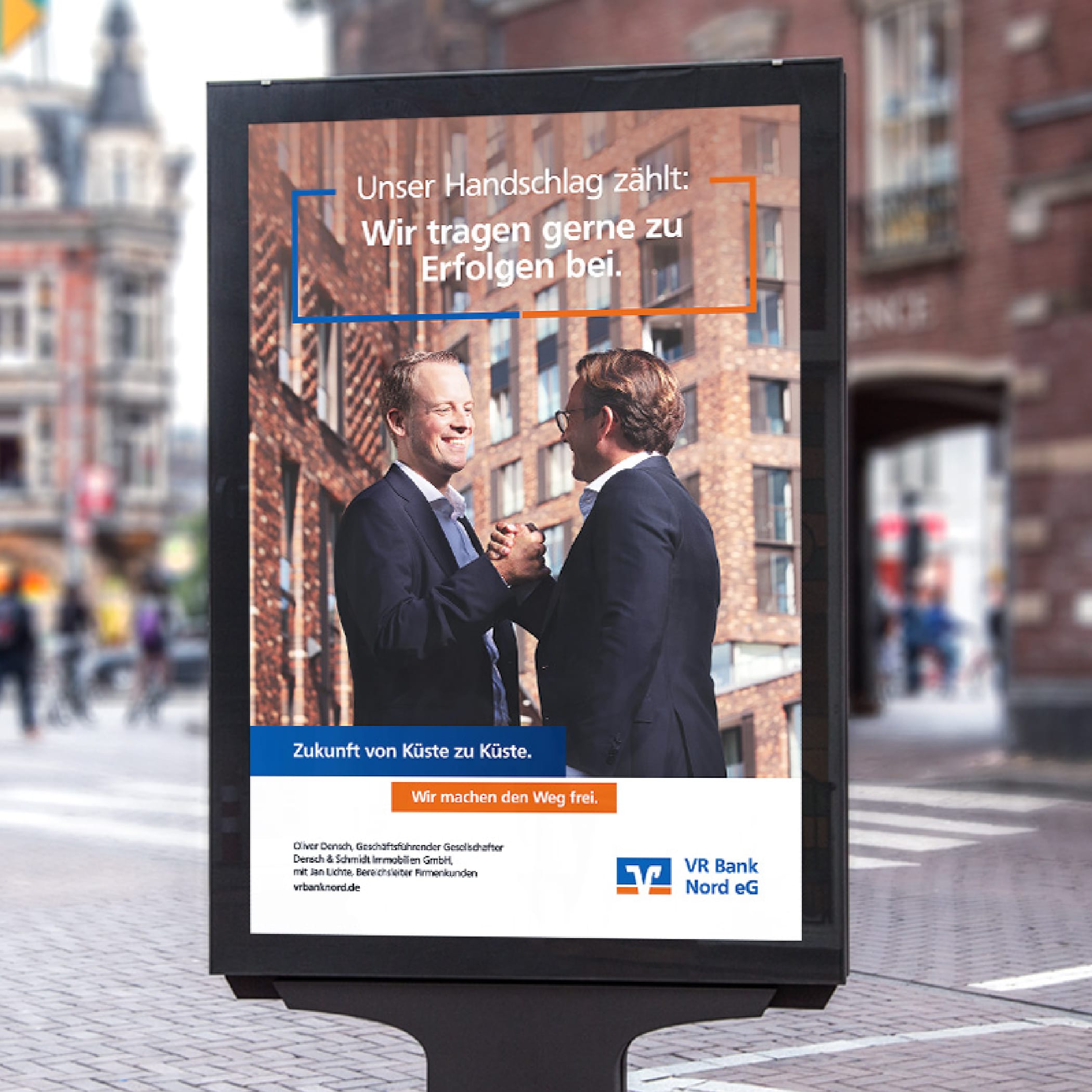 hochzwei_vrba_teaser_06.jpg Werbetafel der VR Bank in einer Innenstadt