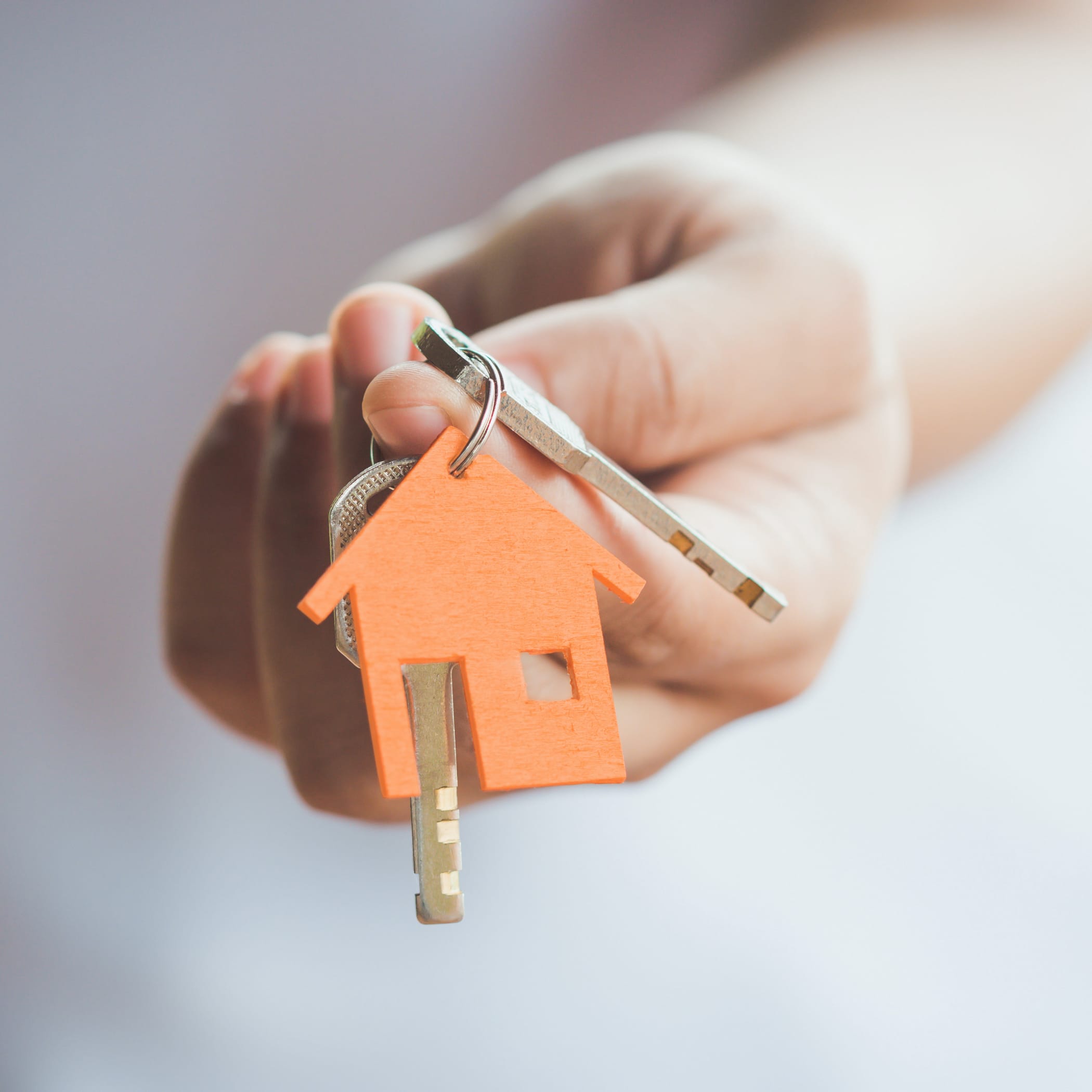 hochzwei_vrba_teaser_03.jpg Person hält Schlüsselt mit Schlüsselanhänger in der Hand