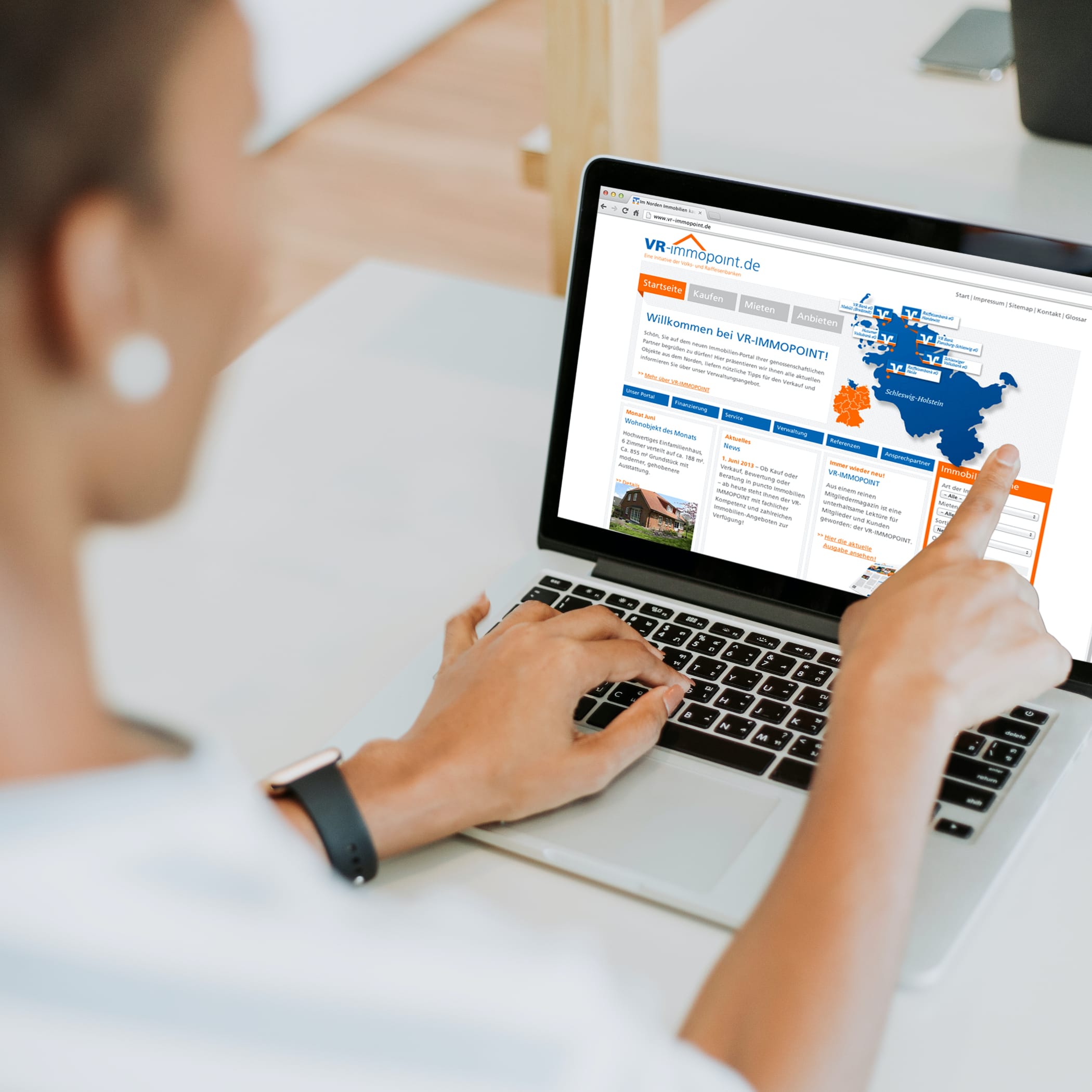 hochzwei_vrba_teaser_05.jpg Frau surft auf der Homepage der VR Bank