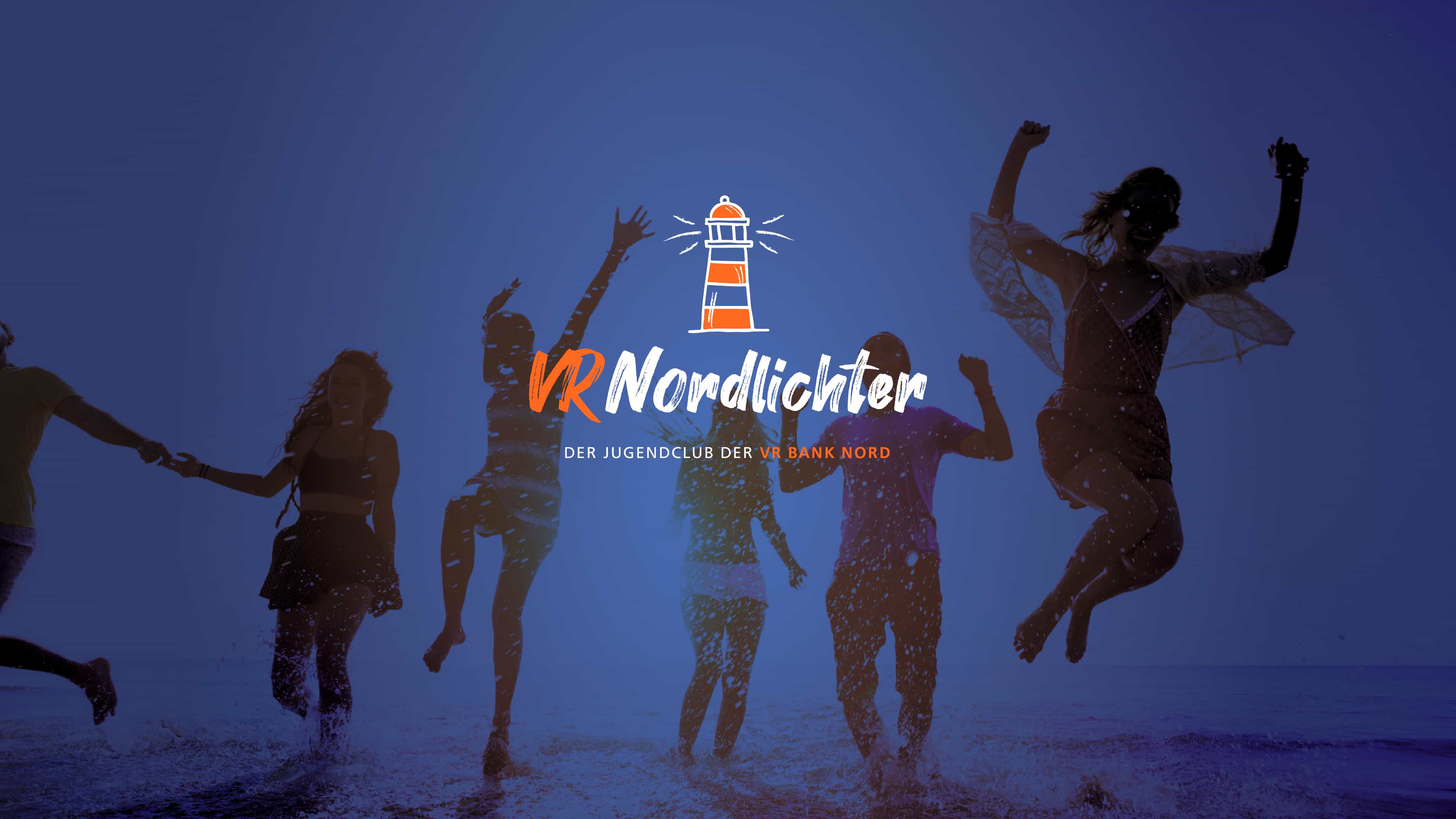 Fünf Jugendliche springen am Strand in die Luft