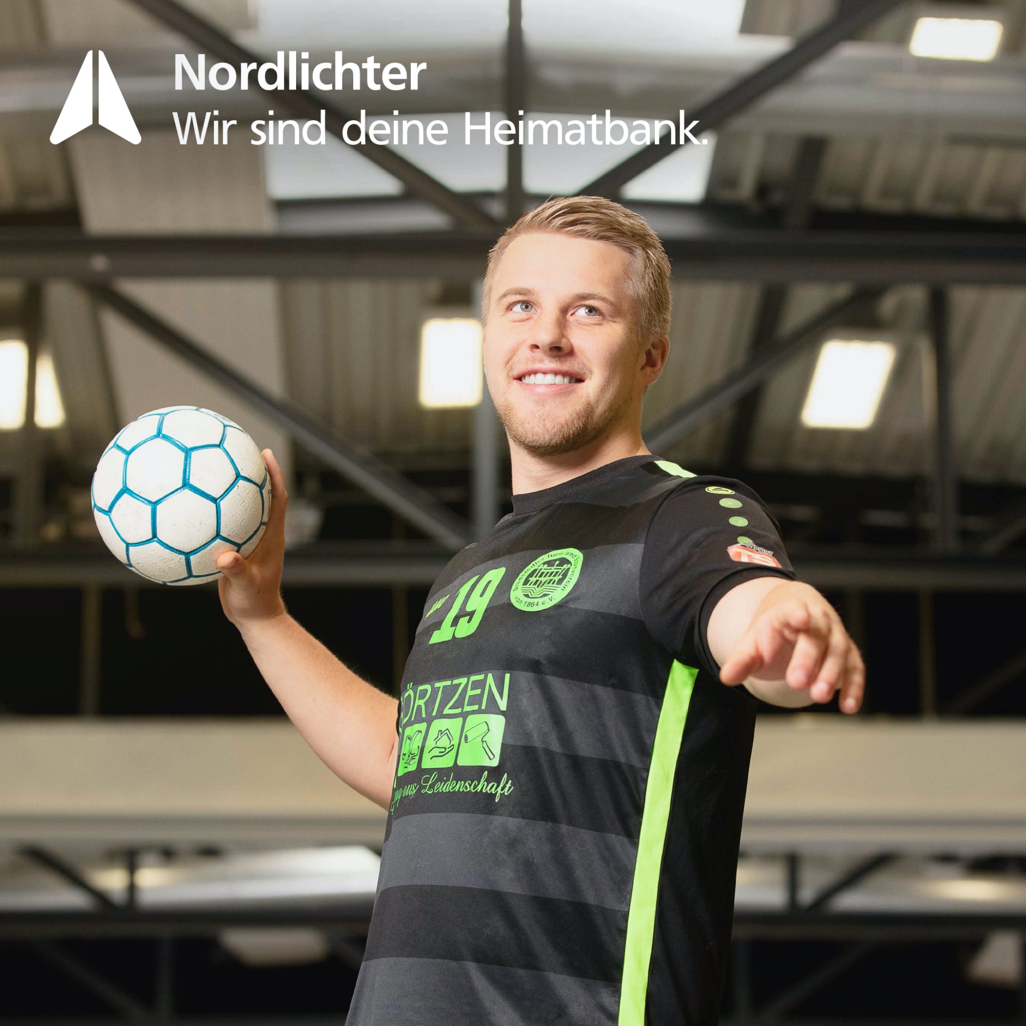 hochzwei_vrbank_teaser_06.jpg Ein blonder Mann hält einen Handball