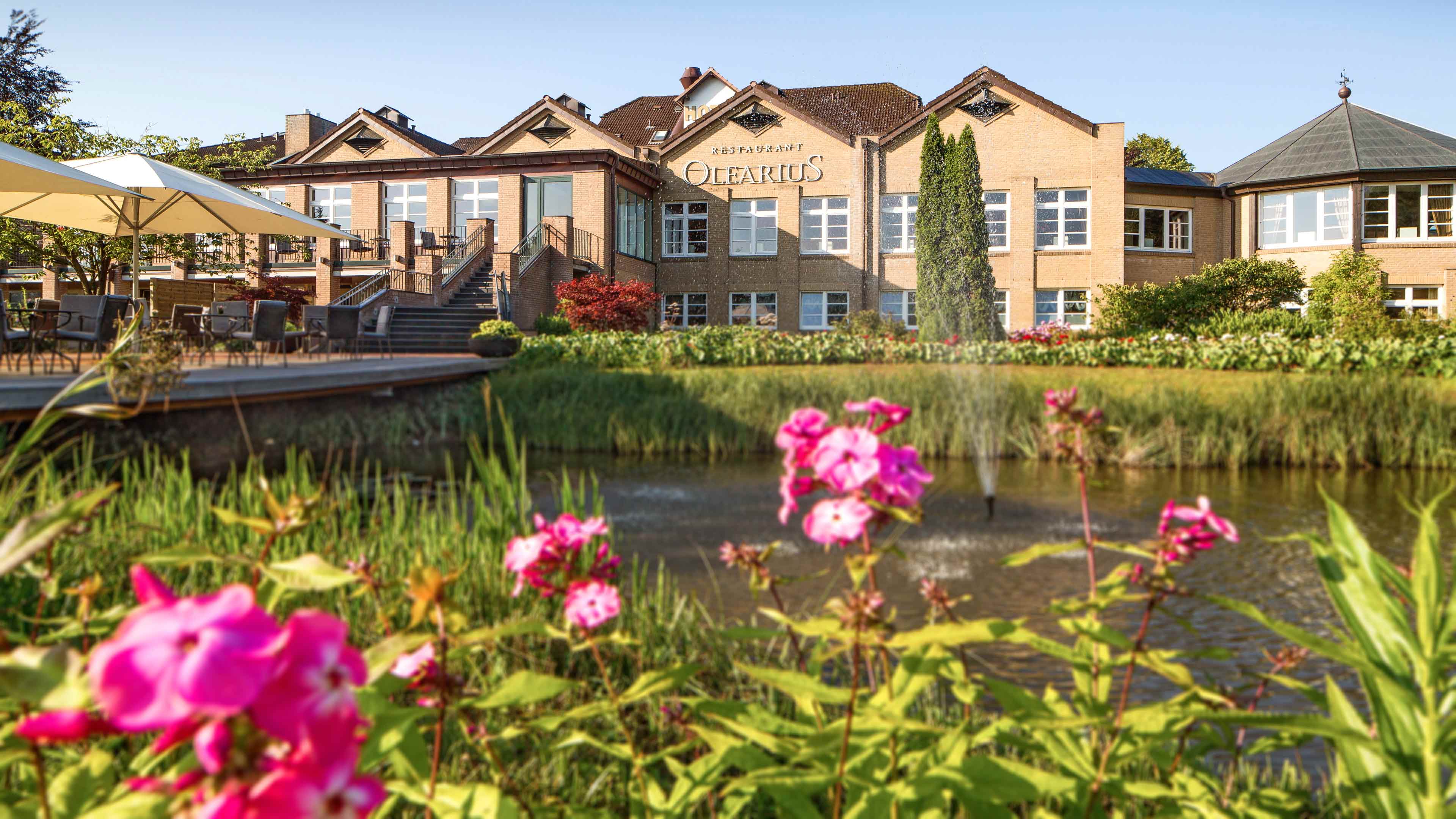 Fotografie von einem Hotel mit einem See