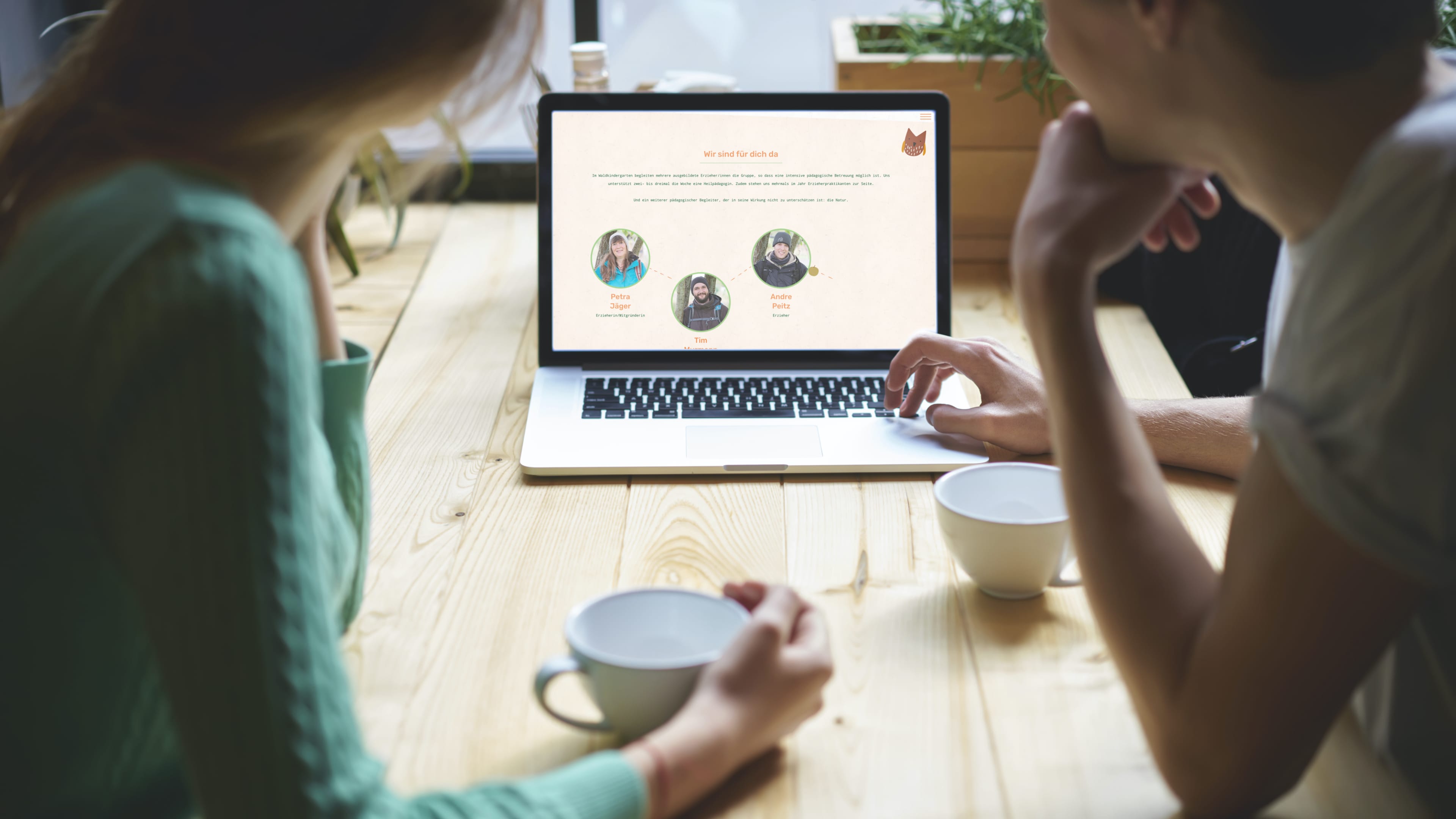 hochzwei_walki_slider_01.jpg Zwei Personen sitzen am Tisch mit Laptop