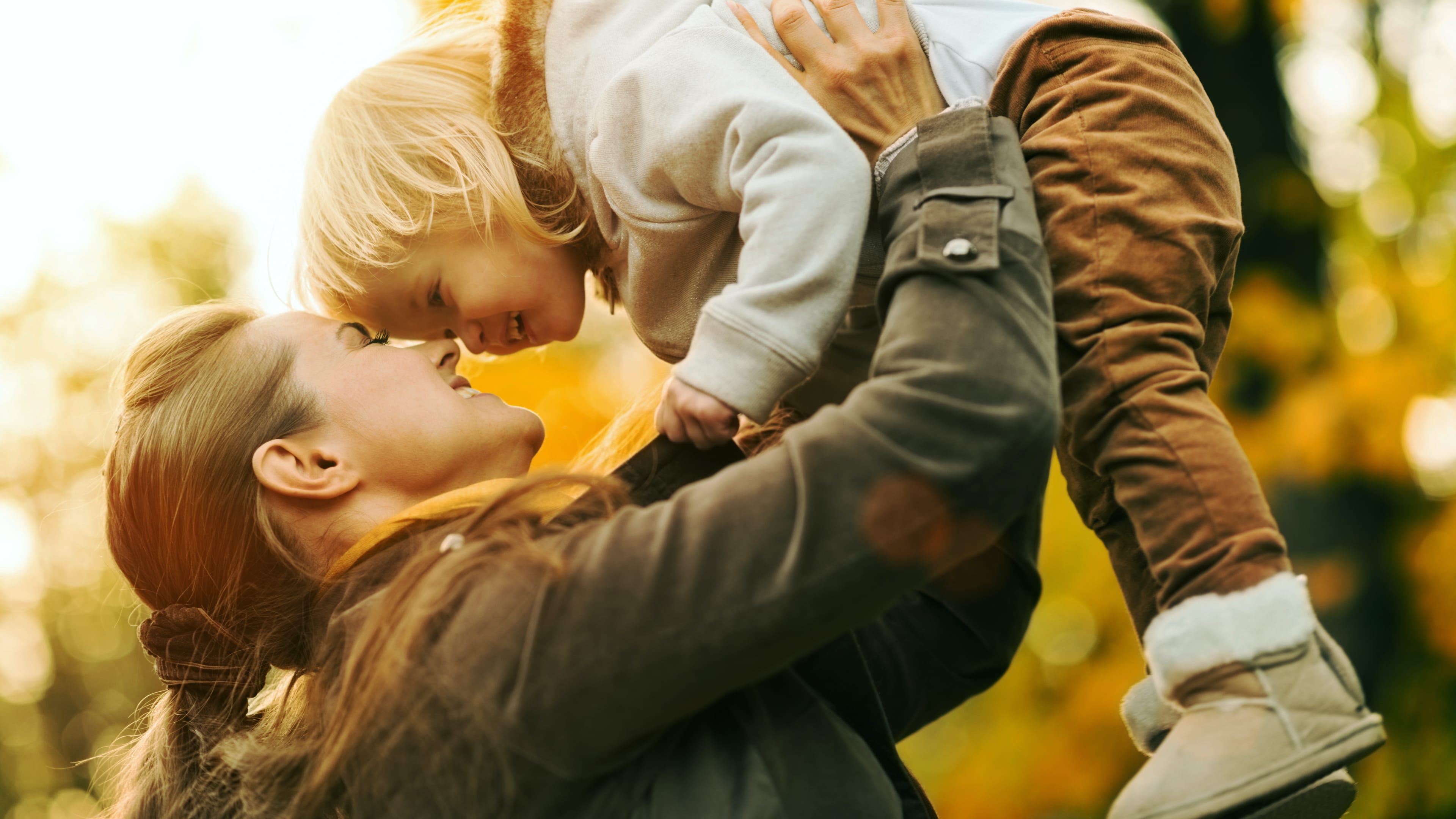 hochzwei_walki_slider_03.jpg Mutter hebt ihr Kind hoch