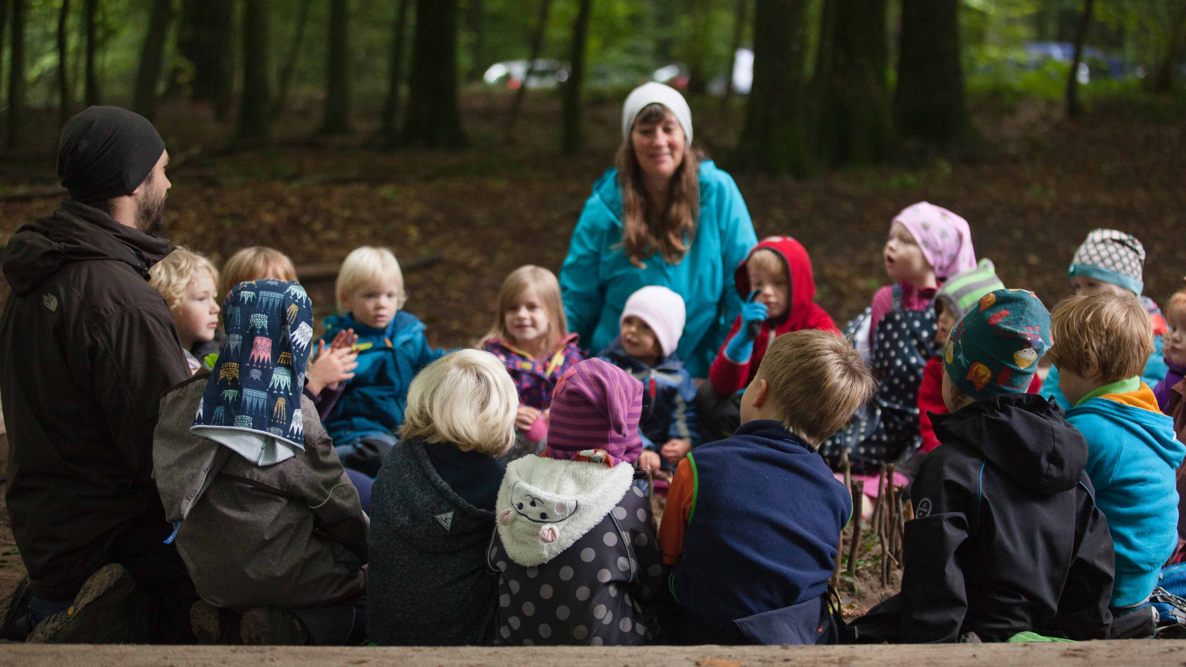 hochzwei_walki_slider_04.jpg Kindergartengruppe im Wald