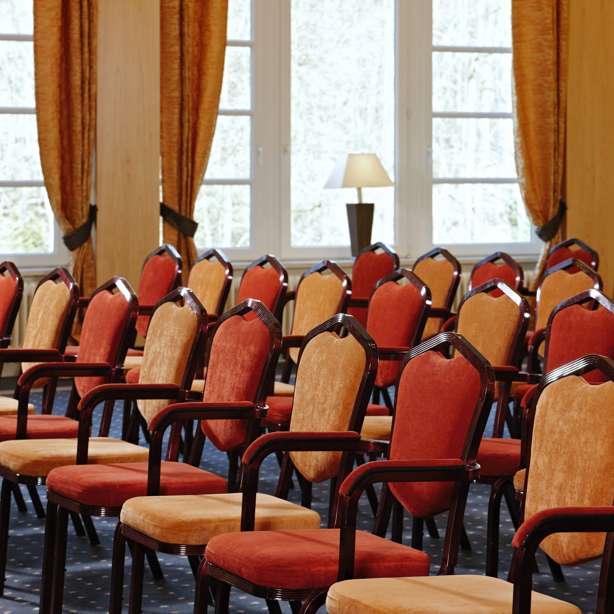 hochzwei_wald_teaser_07.jpg Rote Stühle in einem Festsaal