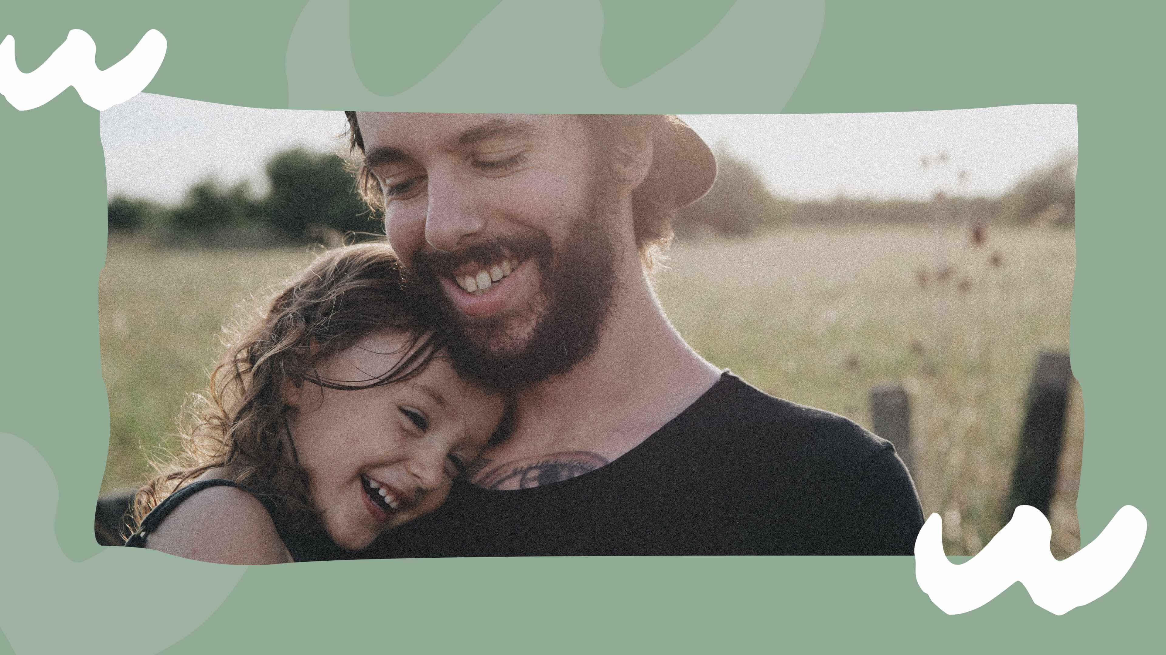 Ein Mann mit einem Kind auf dem Arm.