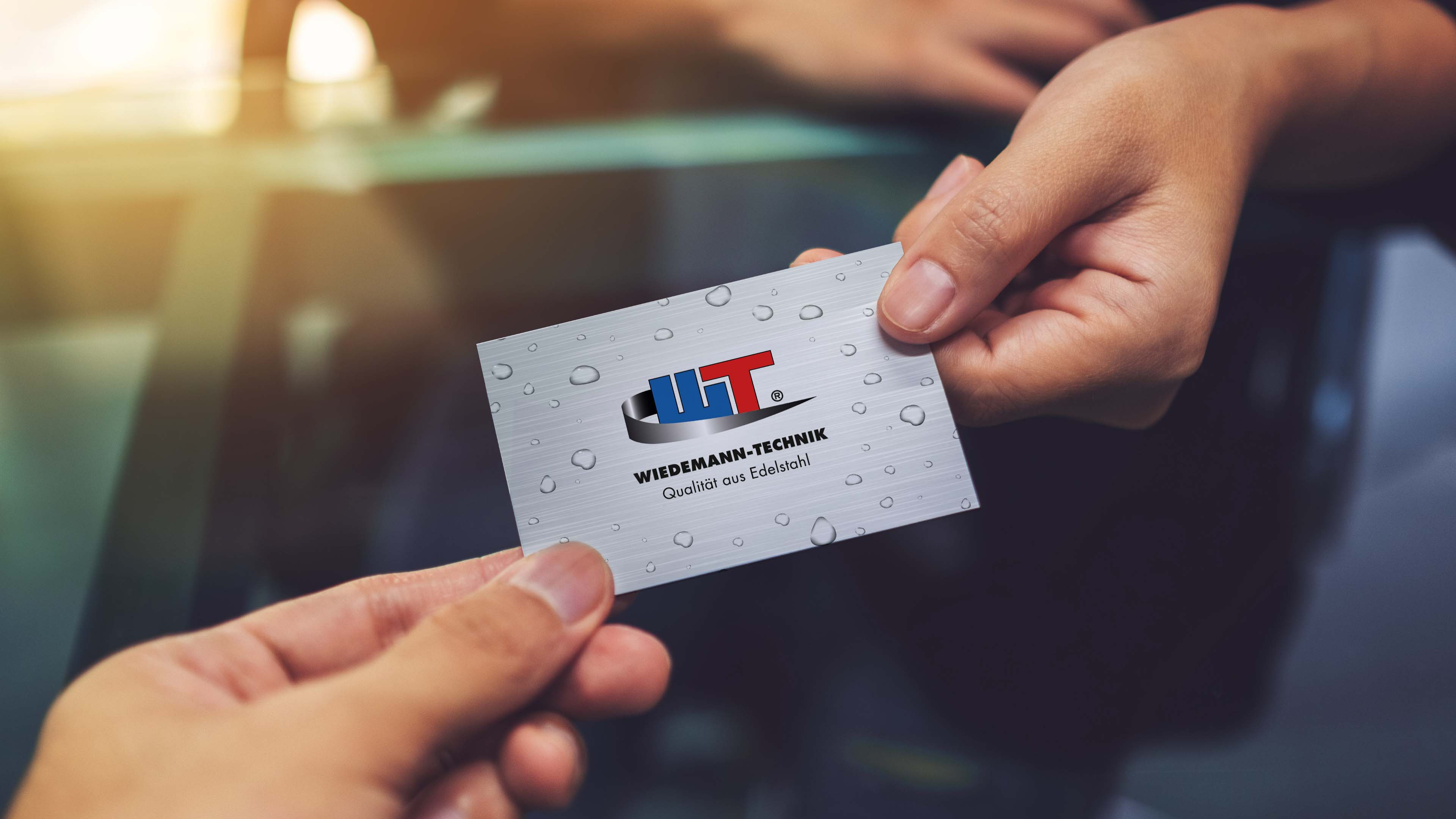 Zwei Personen tauschen Wiedemann Visitenkarte aus