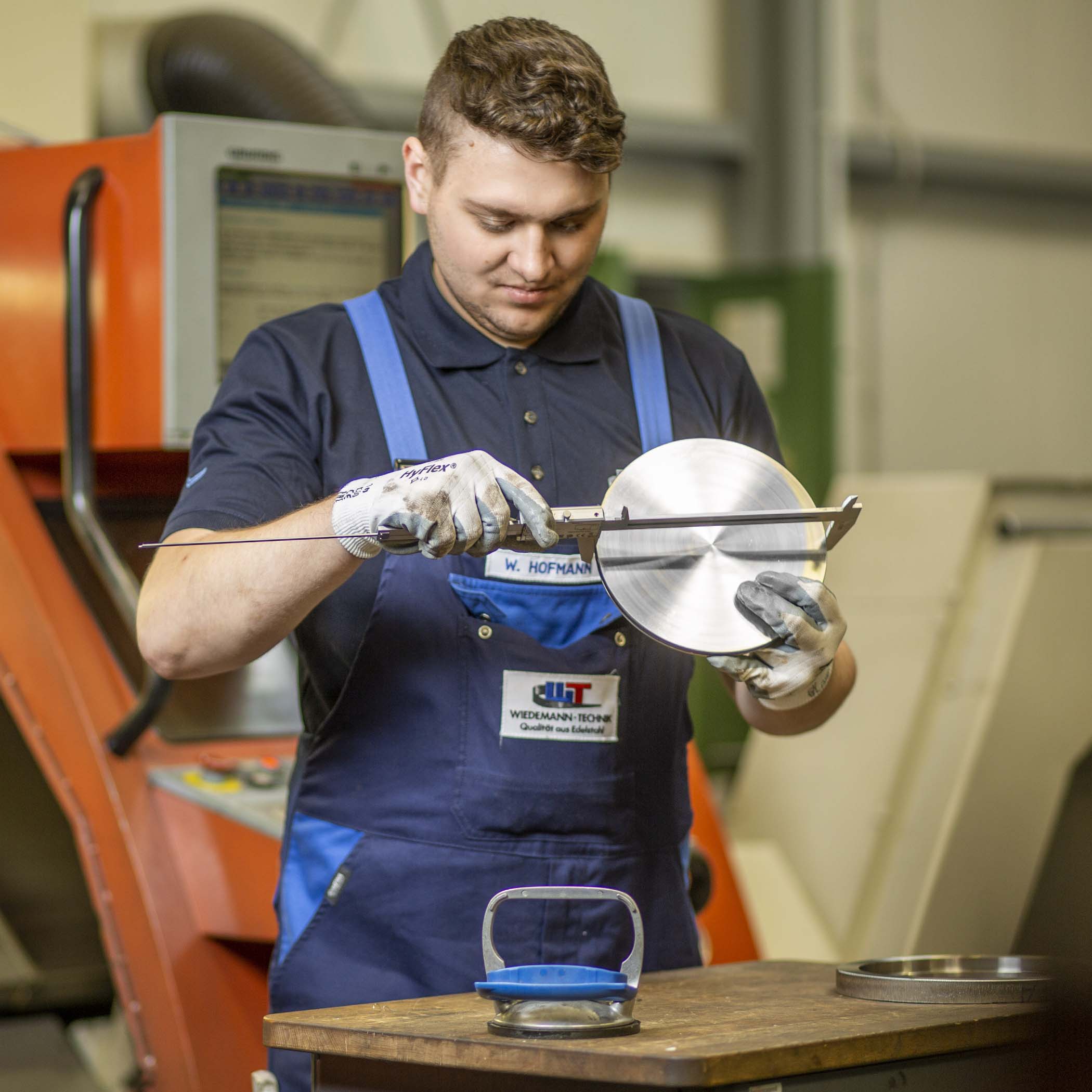 Wiedemann Mitarbeiter arbeitet an Bauteil