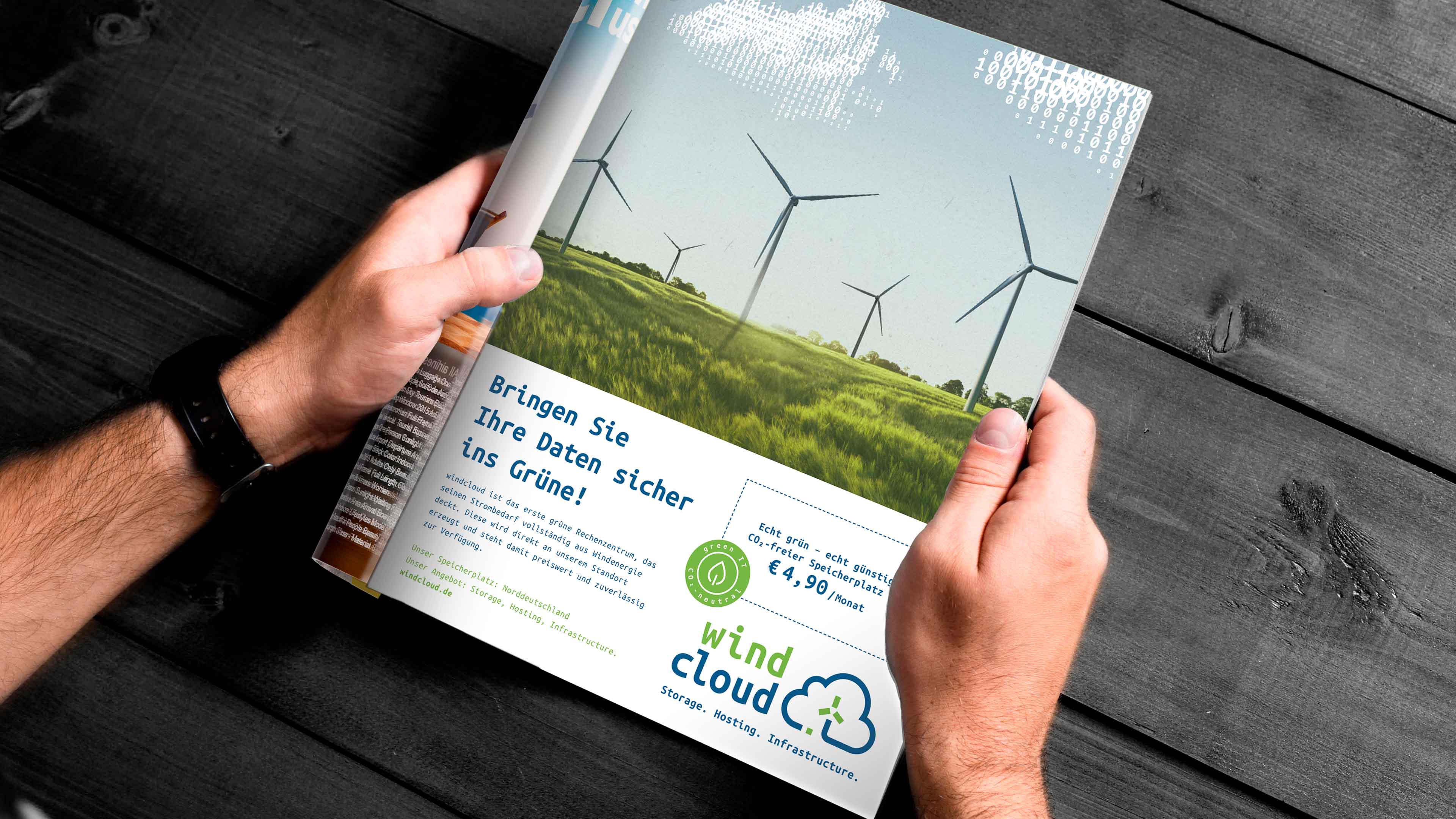 hochzwei_wind_slider_04.jpg Person hält Katalog von Windcloud