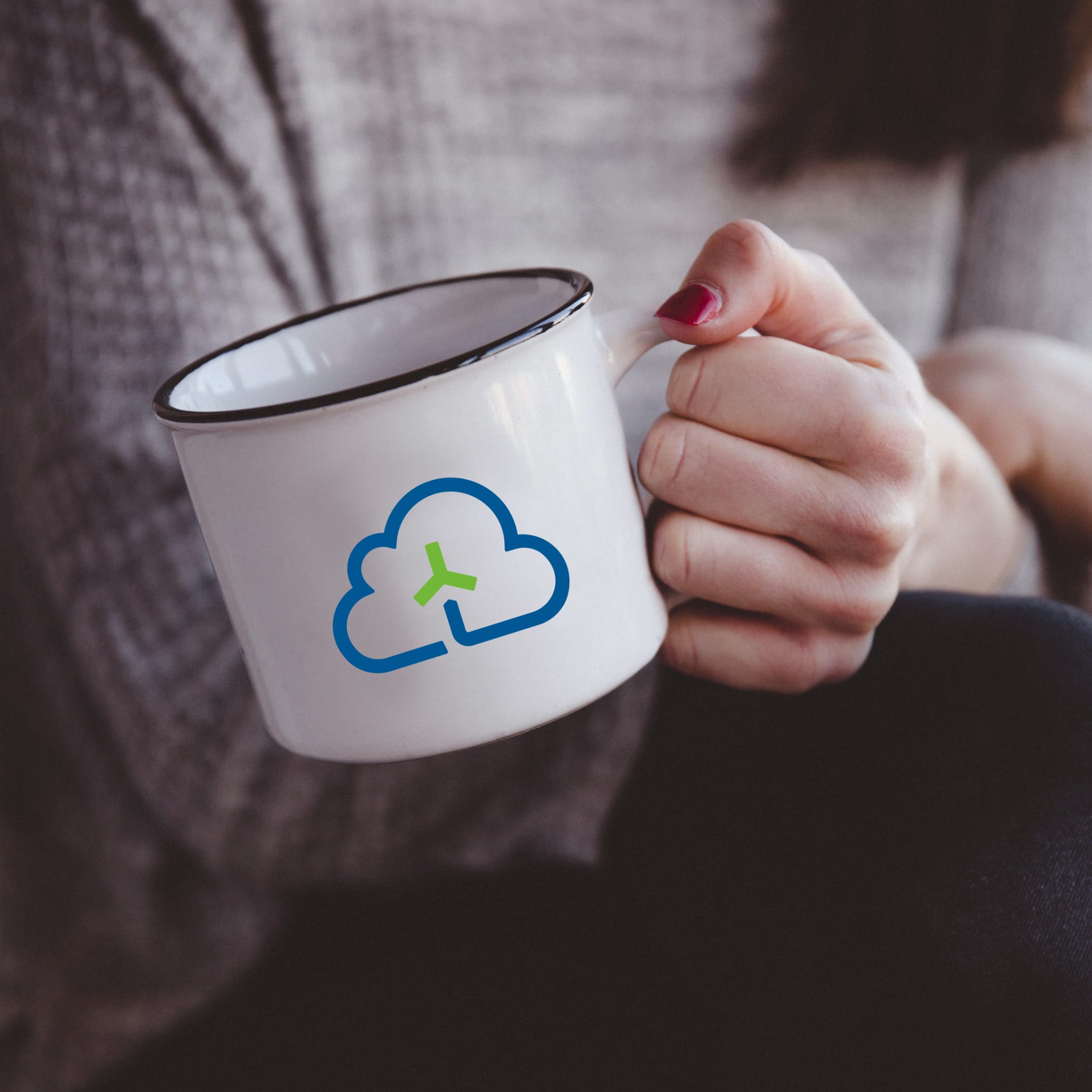 hochzwei_wind_teaser_02.jpg Frau hält Tasse von Windcloud