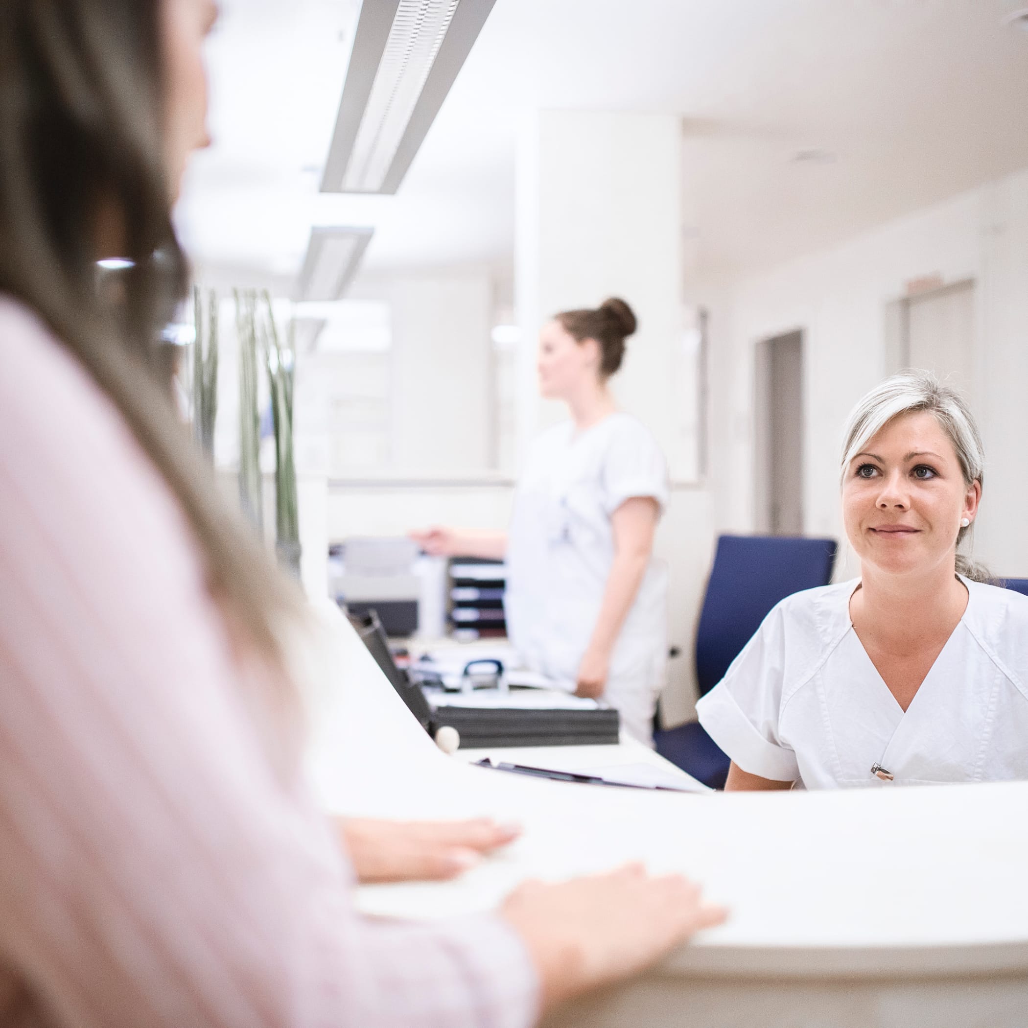 hochzwei_wkk_teaser_03.jpg Frau redet mit Krankenschwester