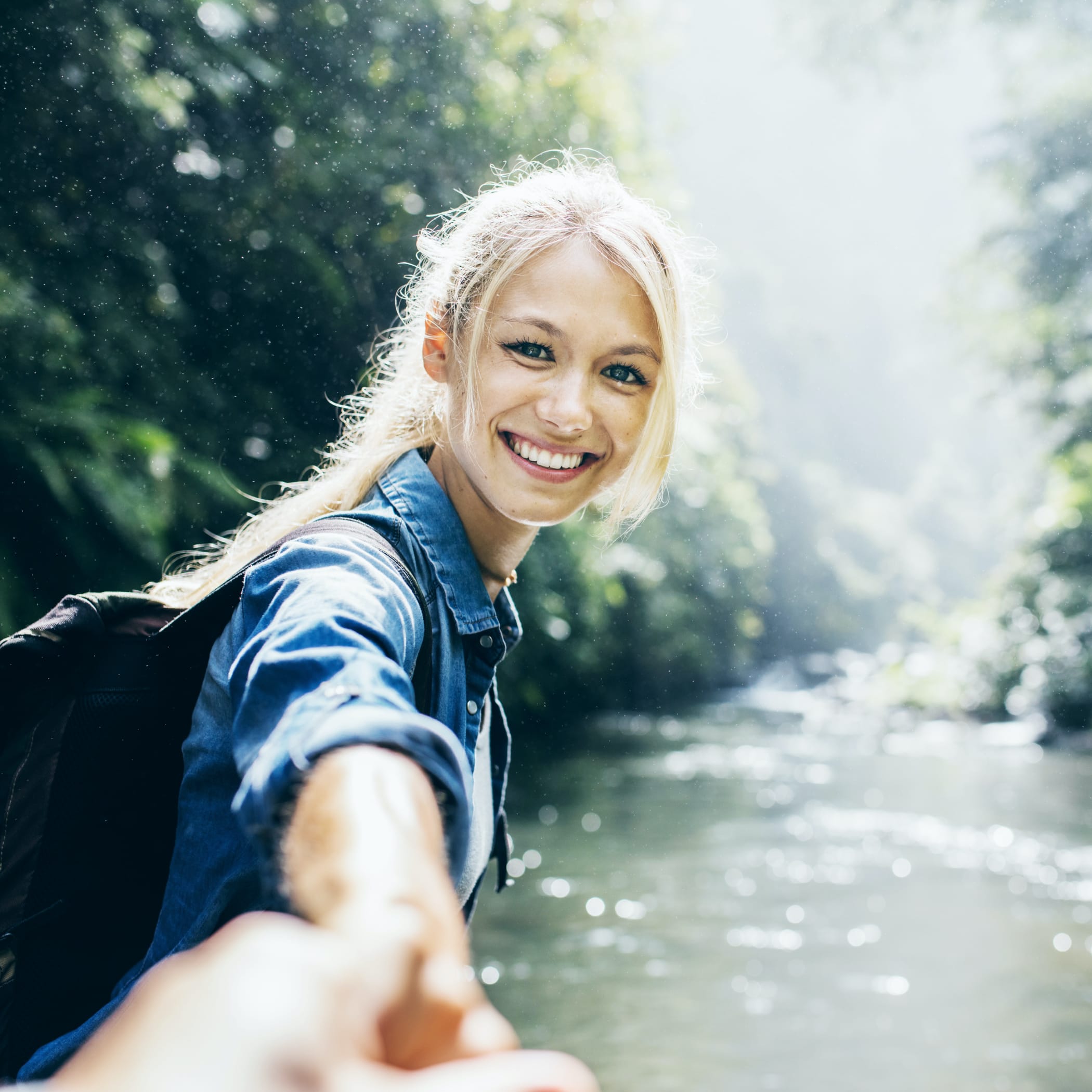 hochzwei_wtsh_teaser_02.jpg Blonde Frau vor Wasserfall