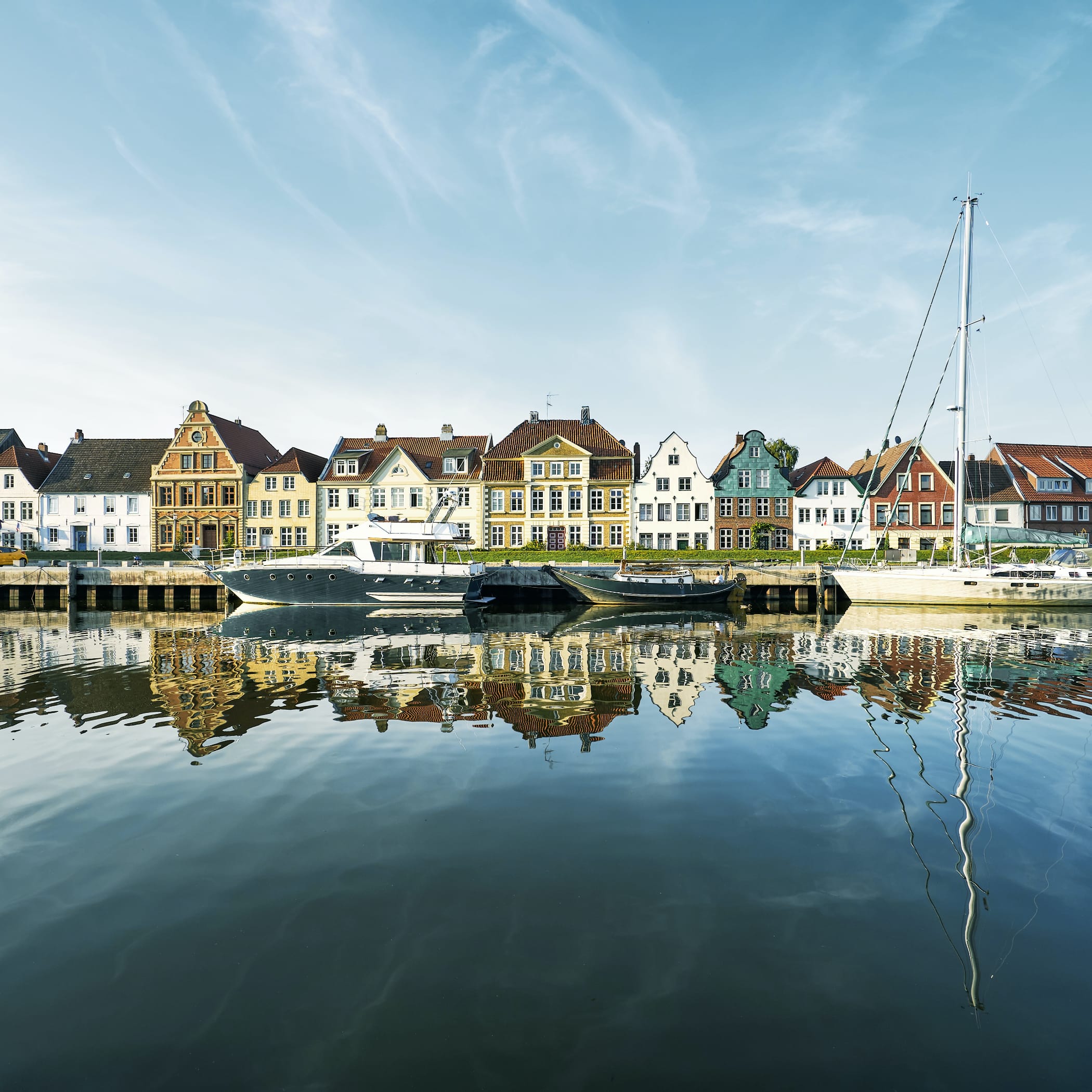 hochzwei_wtsh_teaser_03.jpg Zwei Boote liegen am Hafen an