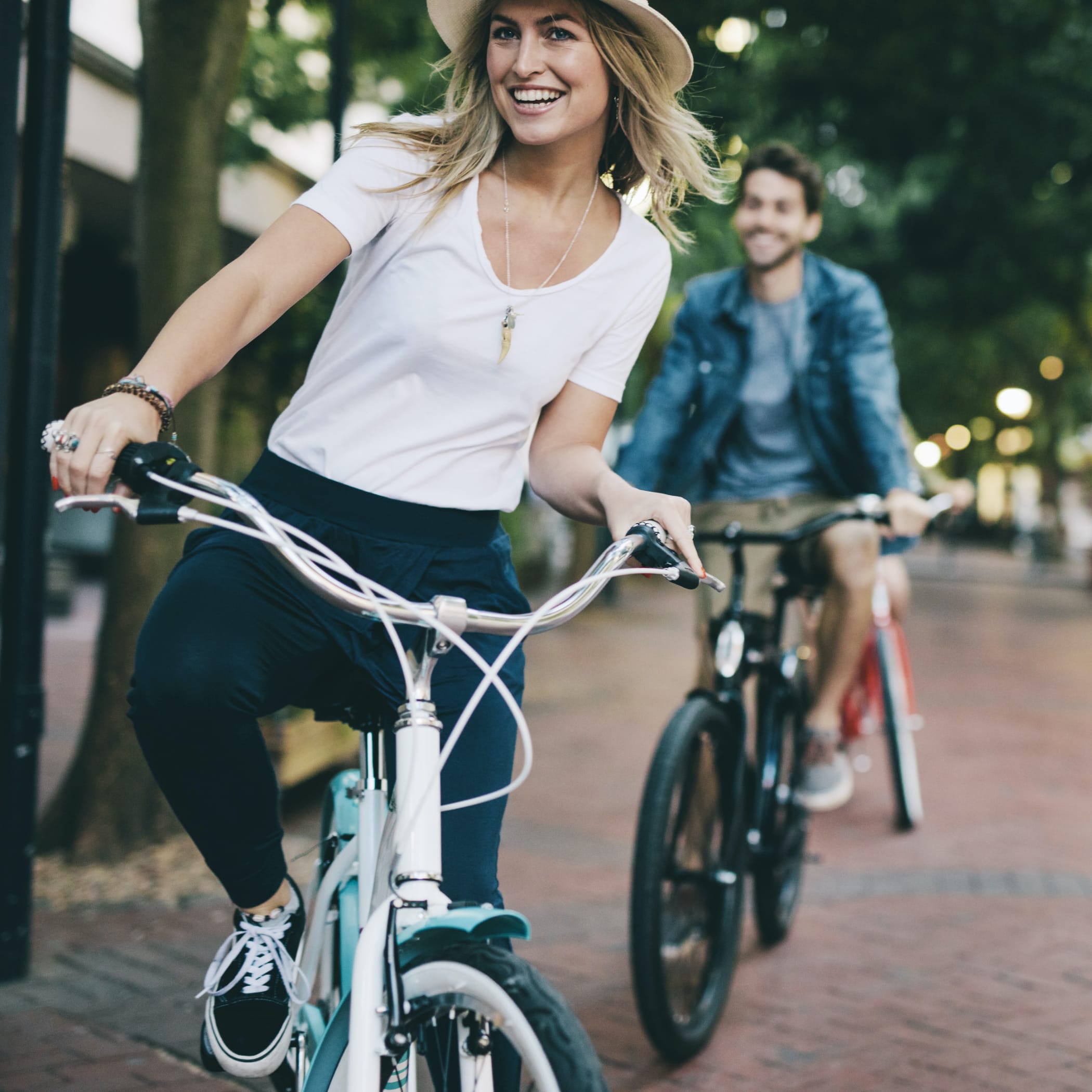hochzwei_wtsh_teaser_06.jpg Blonde Frau mit Hut fährt Fahrrad