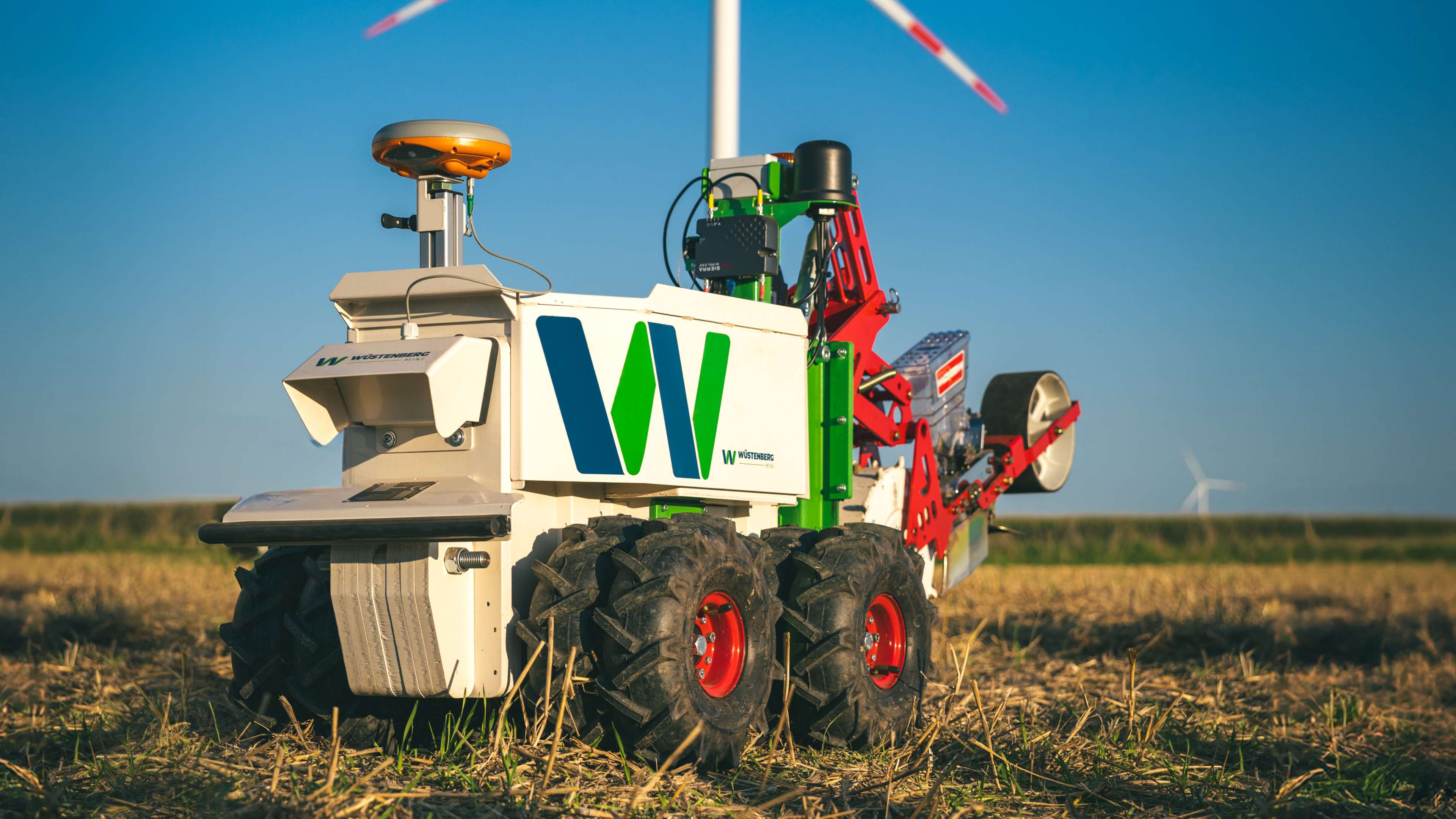 hochzwei_wbl_slider_03.jpg Ein Mähgerät versehen mit dem Wüstenberg-Logo