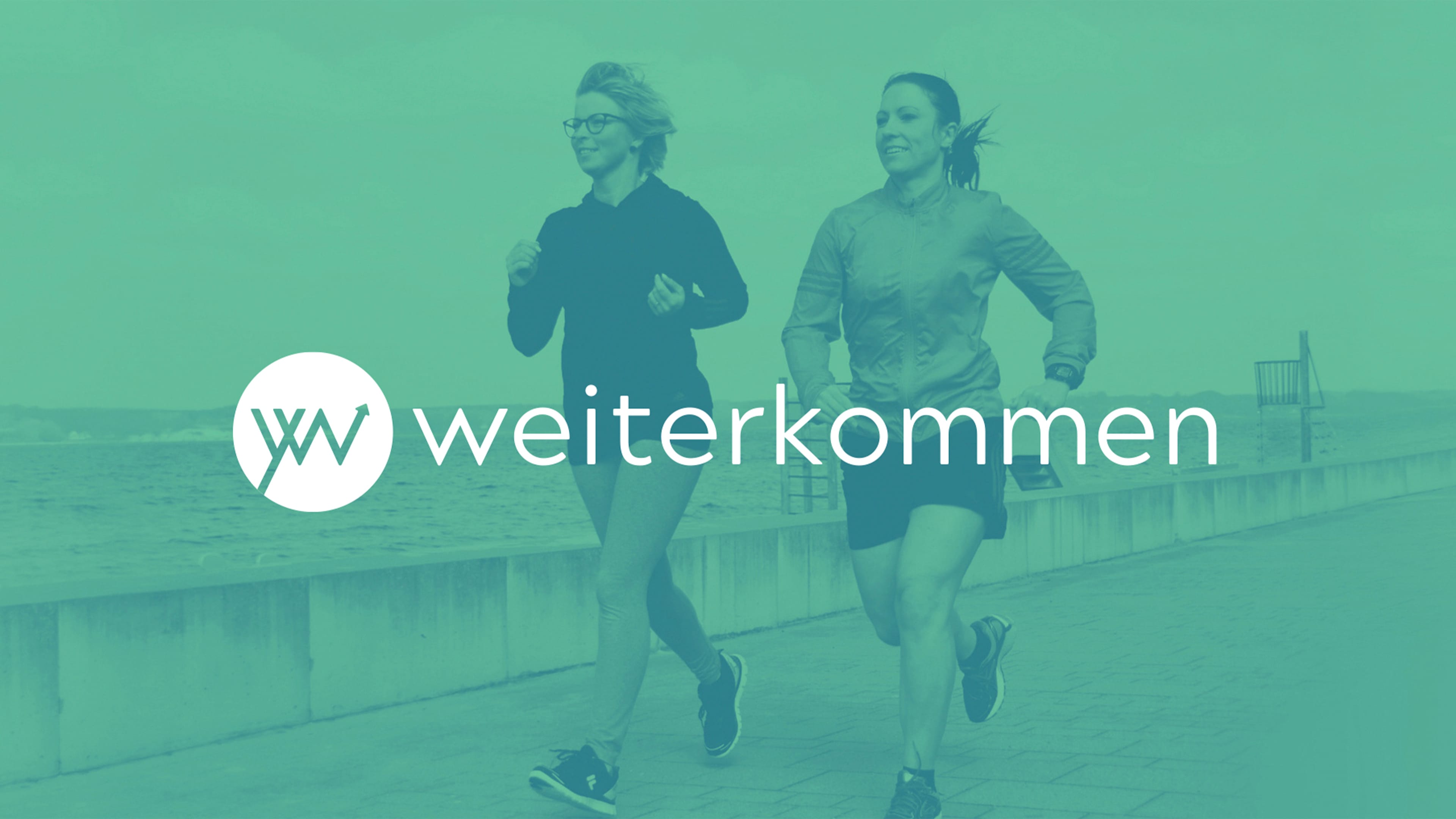 Zwei Frauen joggen am Wasser