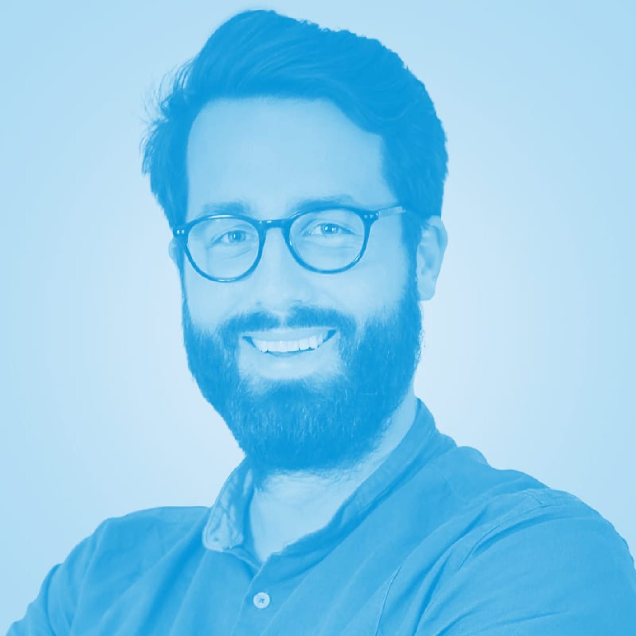 hochzwei_zmiz_teaser_04.jpg Lächelnder bärtiger Mann mit Brille