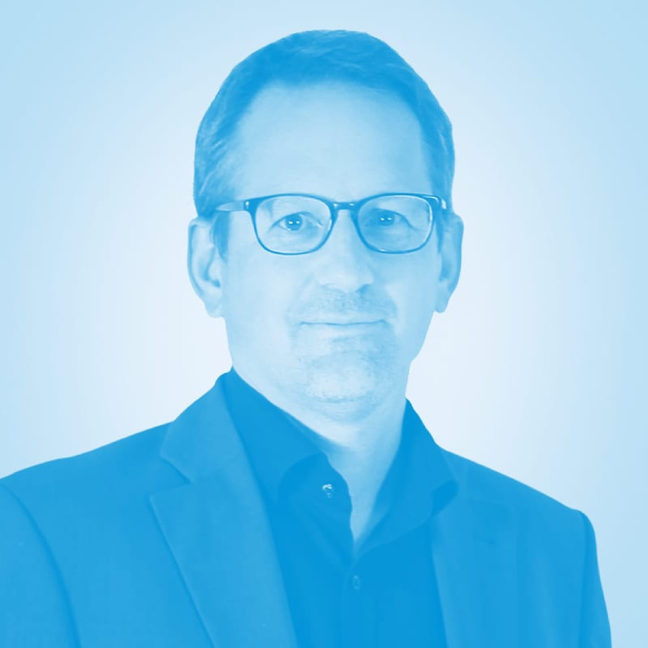 hochzwei_zmiz_teaser_07.jpg Mann mit Brille und blauen Overlay