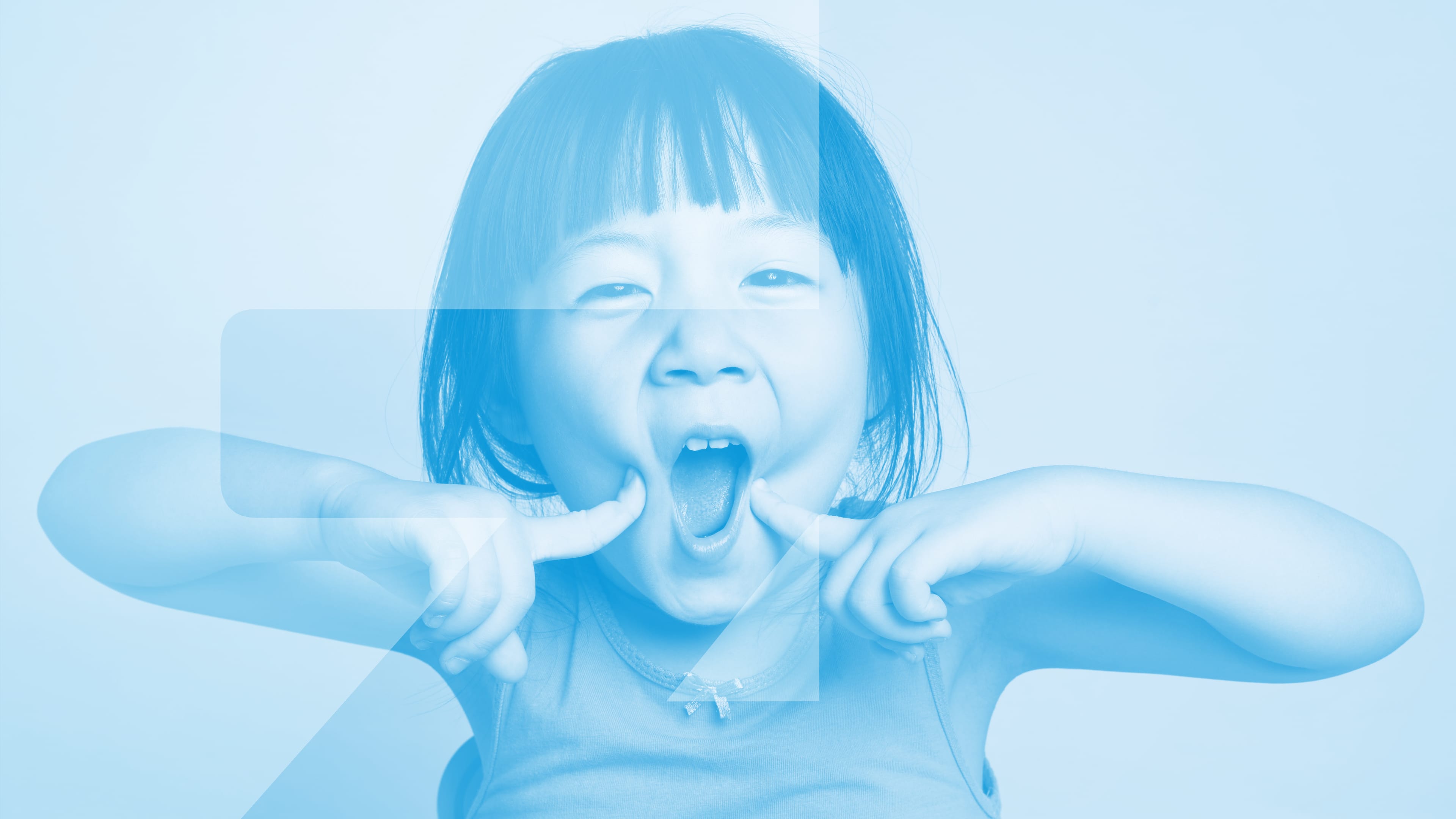 Kind fässt sich an die Wangen