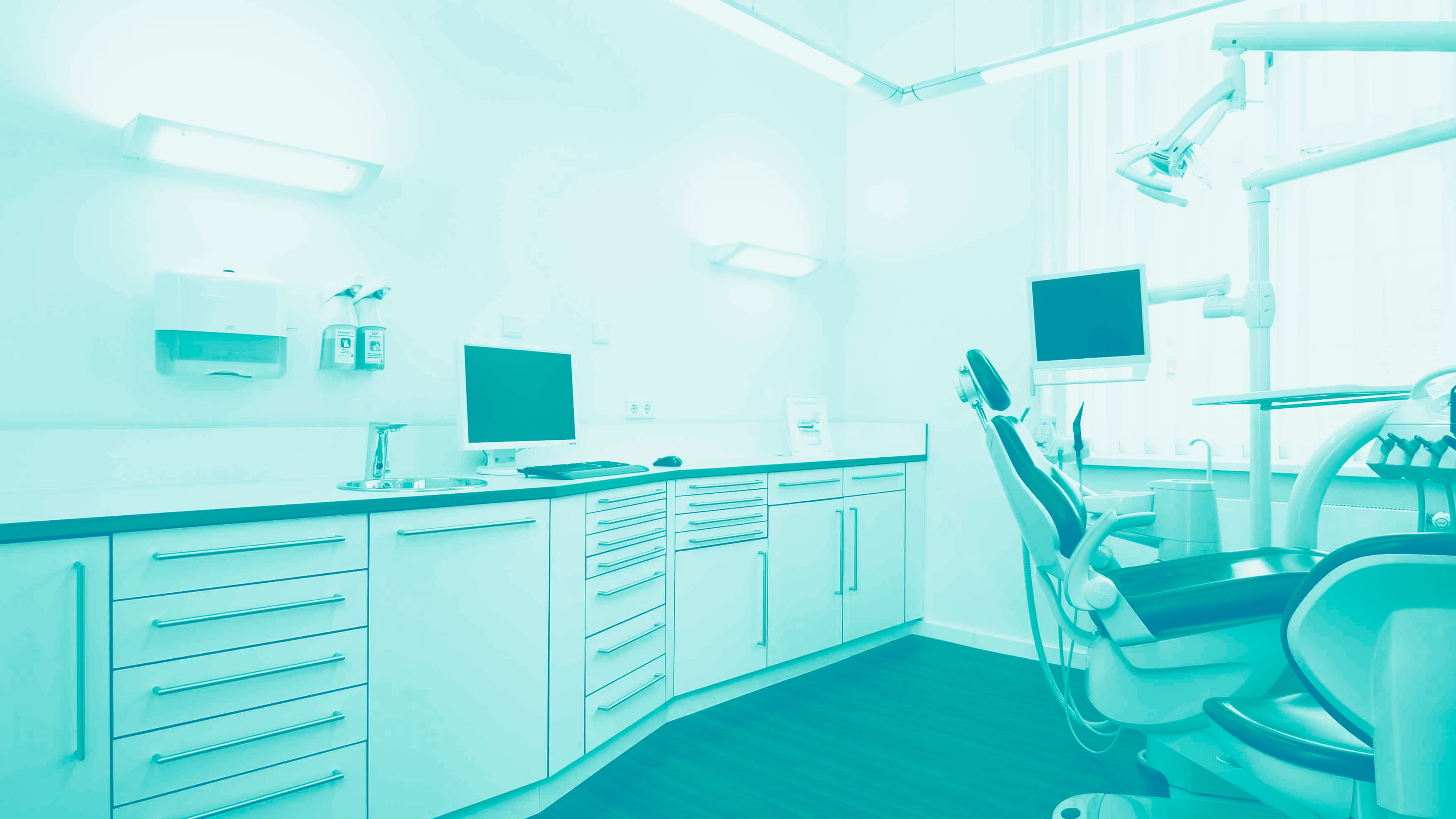 hochzwei_zmiz_slider_02.jpg Zahnarztpraxis mit blauem Overlay