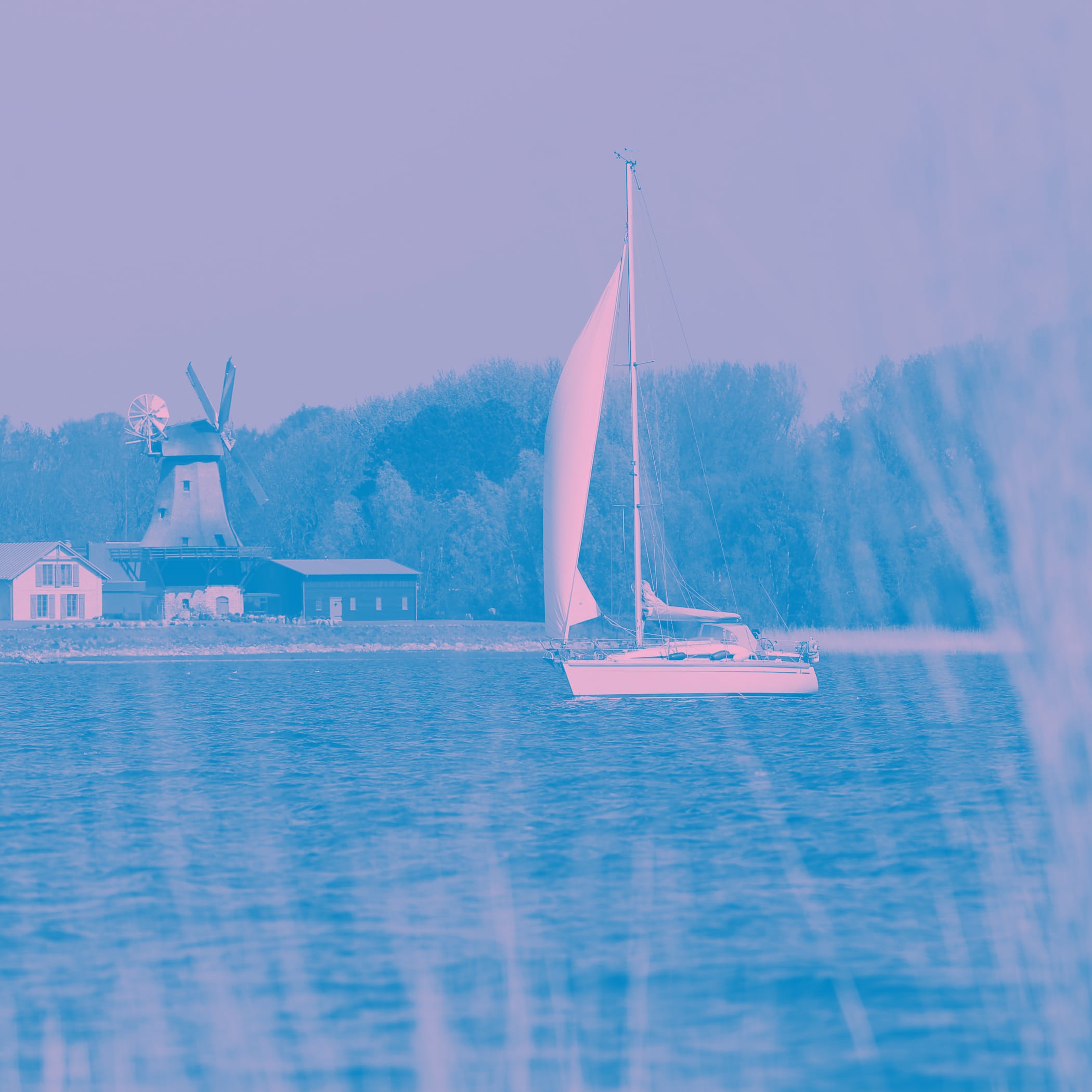 hochzwei_zmiz_teaser_05.jpg Segelboot auf Wasser mit pinkem Overlay