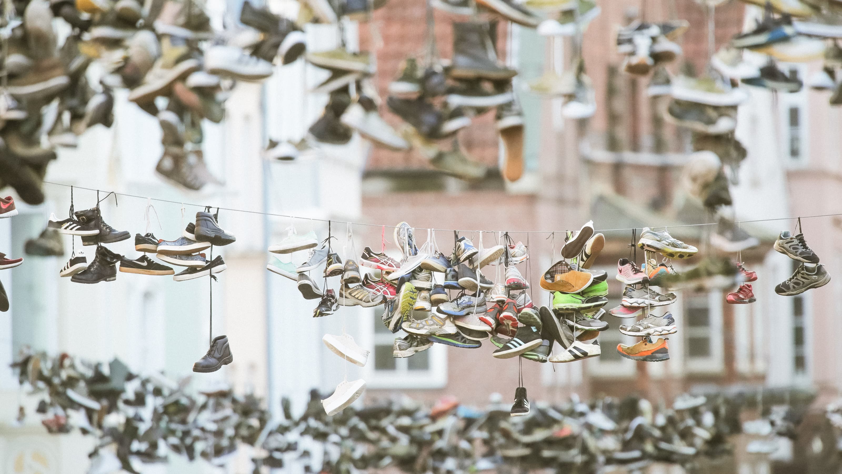 hochzwei_flensburg_slider_01.jpg Schuhe hängen von Seil
