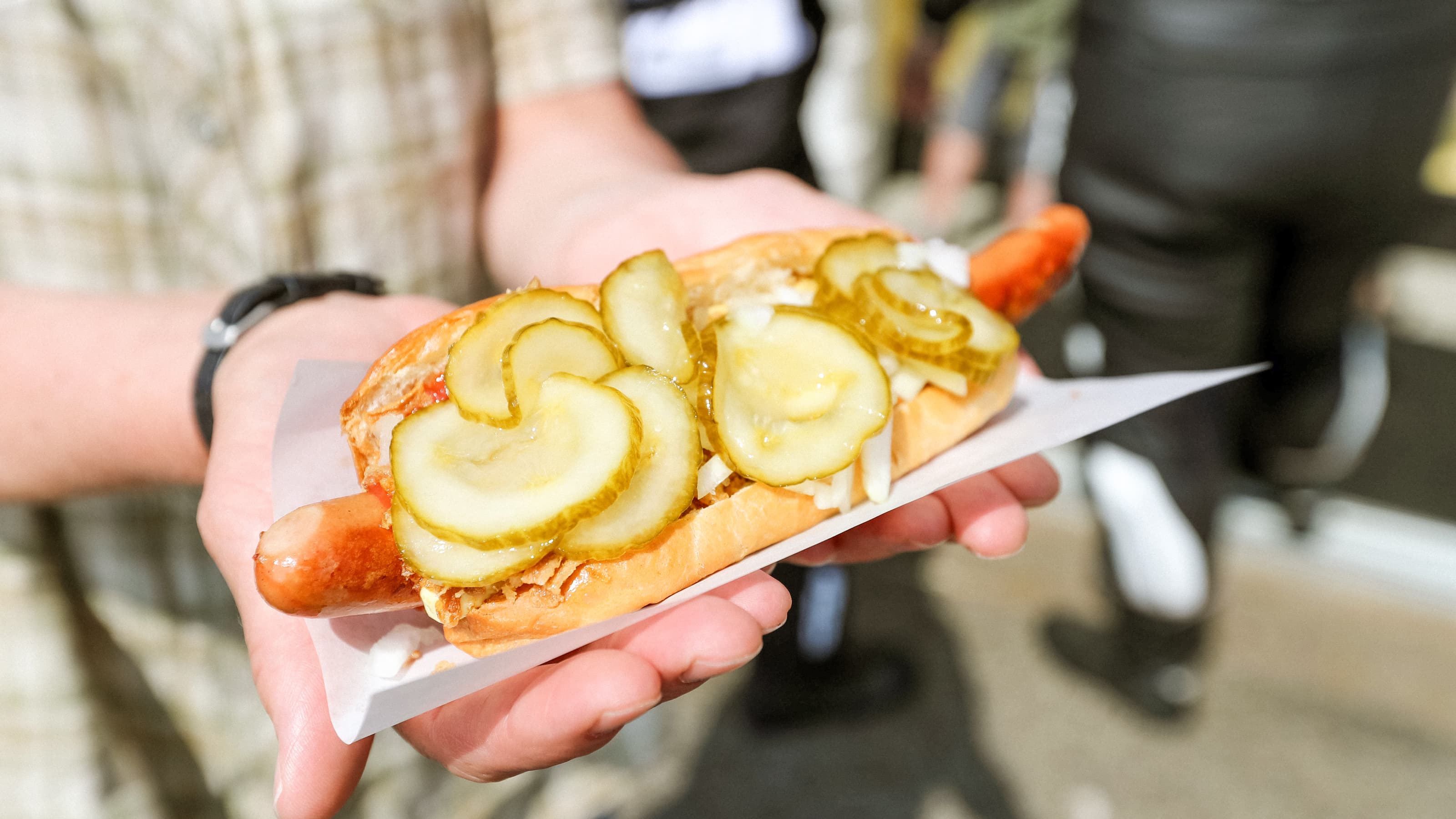 hochzwei_flensburg_slider_02.jpg Person hält Hot Dog in der Hand